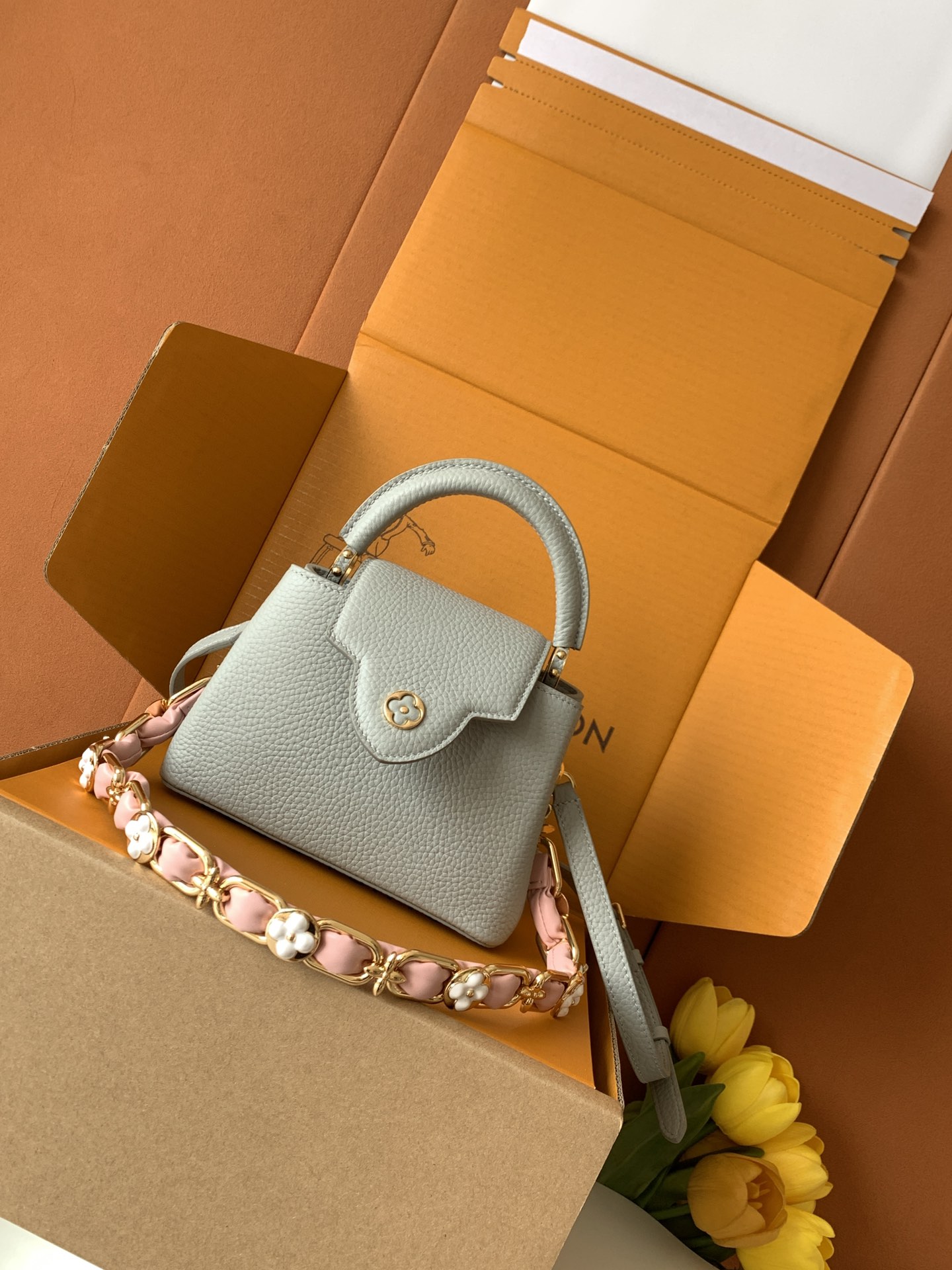 M23363浅灰金 全钢五金 进口牛皮那英款系列 Capucines Mini手袋 本季新款 Capuc