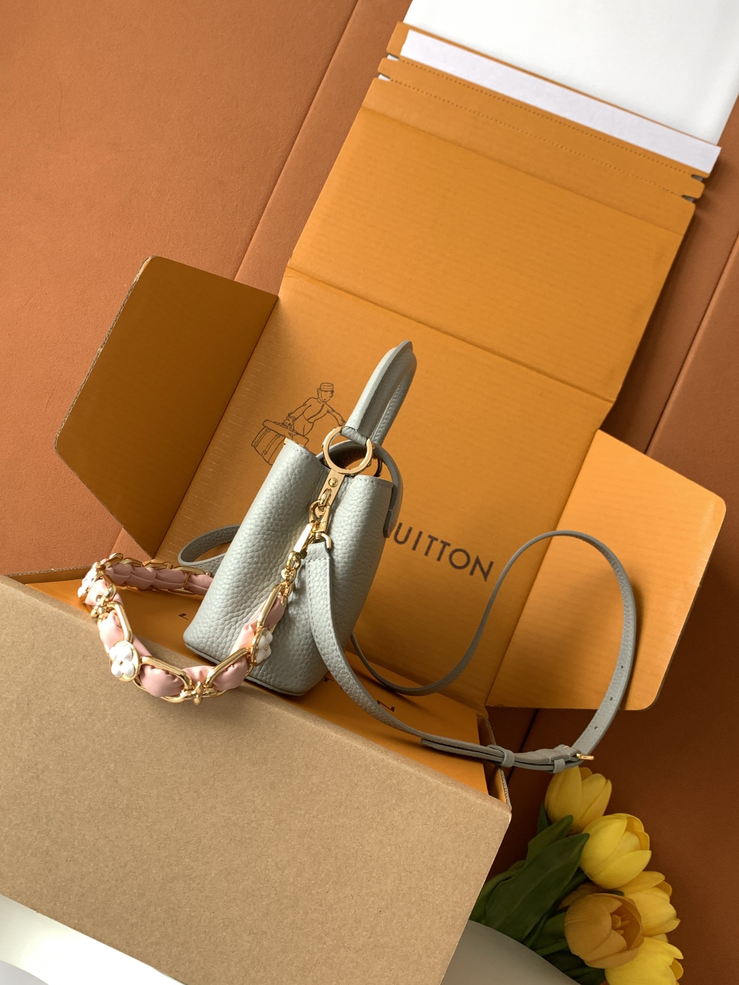 M23363浅灰金 全钢五金 进口牛皮那英款系列 Capucines Mini手袋 本季新款 Capuc