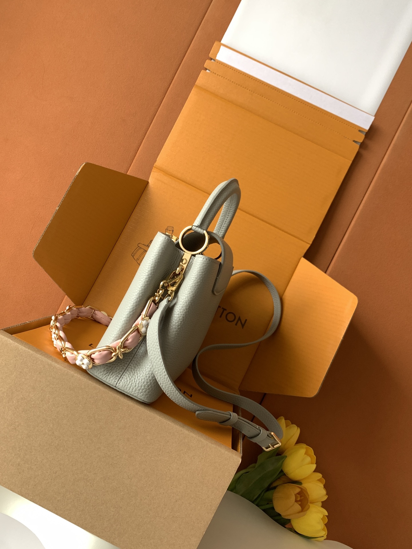 【全钢五金 进口牛皮💋 M23280浅灰金】【Capucines BB手袋】本季新款 Capucines