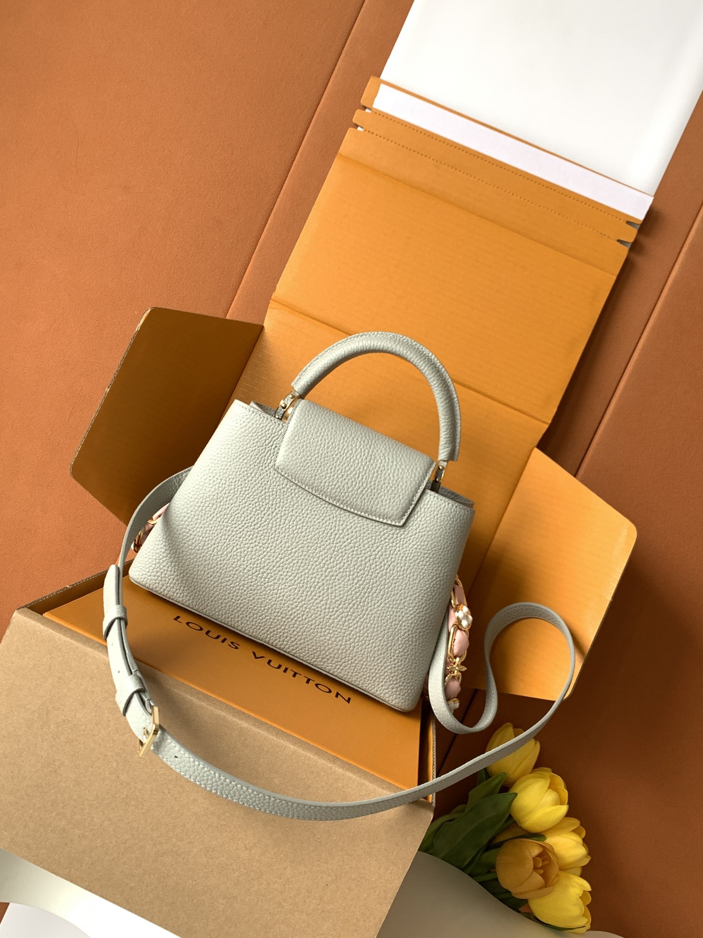 【全钢五金 进口牛皮💋 M23280浅灰金】【Capucines BB手袋】本季新款 Capucines