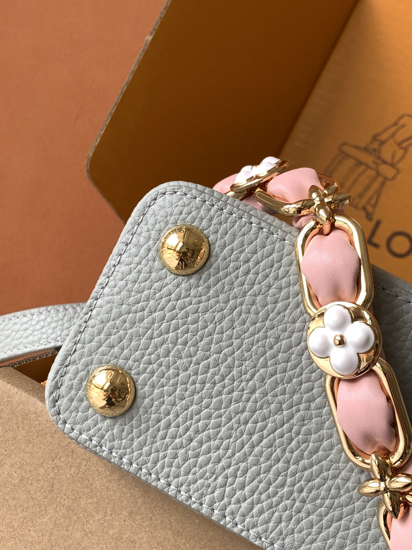 【全钢五金 进口牛皮💋 M23280浅灰金】【Capucines BB手袋】本季新款 Capucines