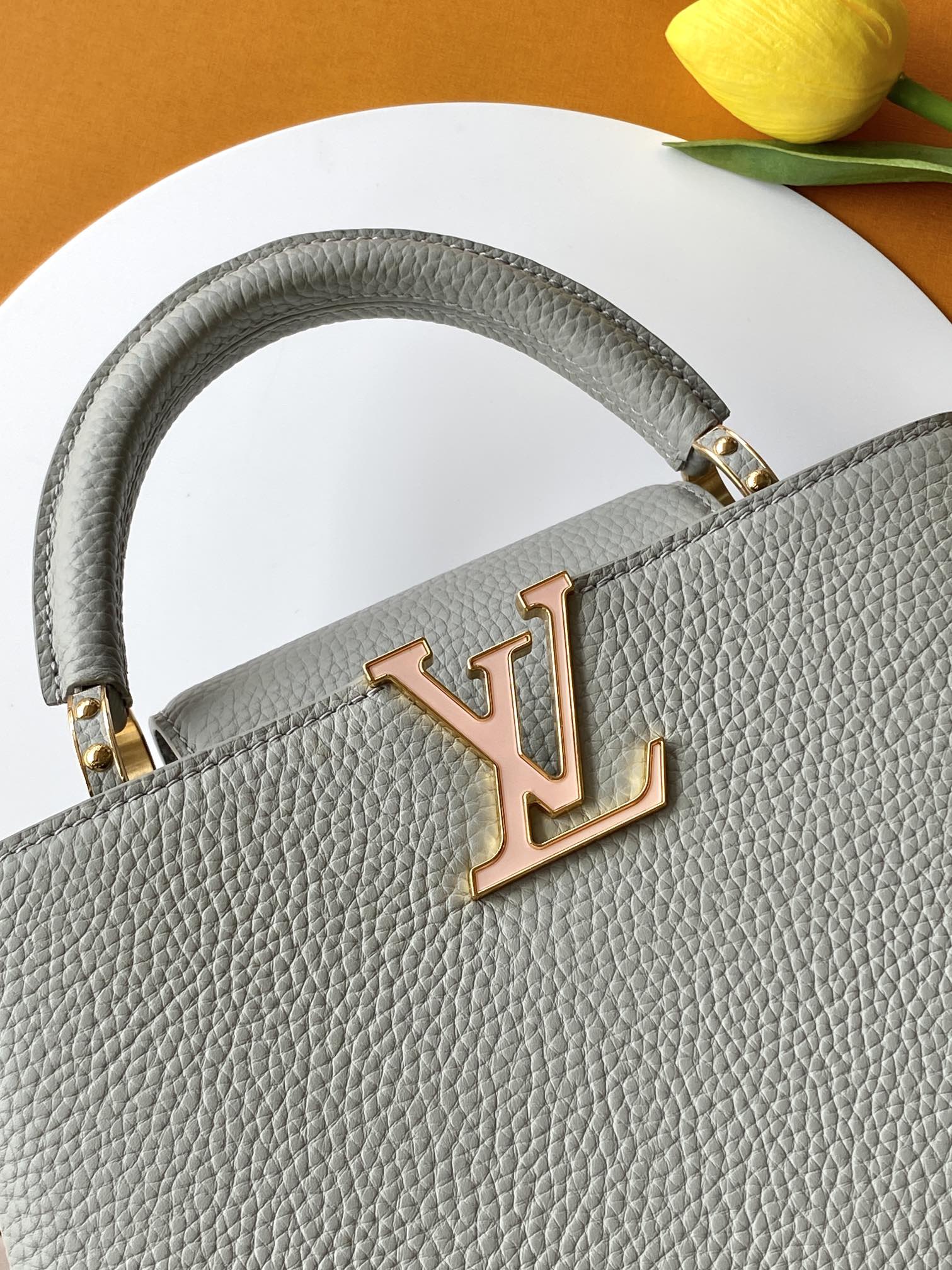 【全钢五金 进口牛皮💋 M23280浅灰金】【Capucines BB手袋】本季新款 Capucines