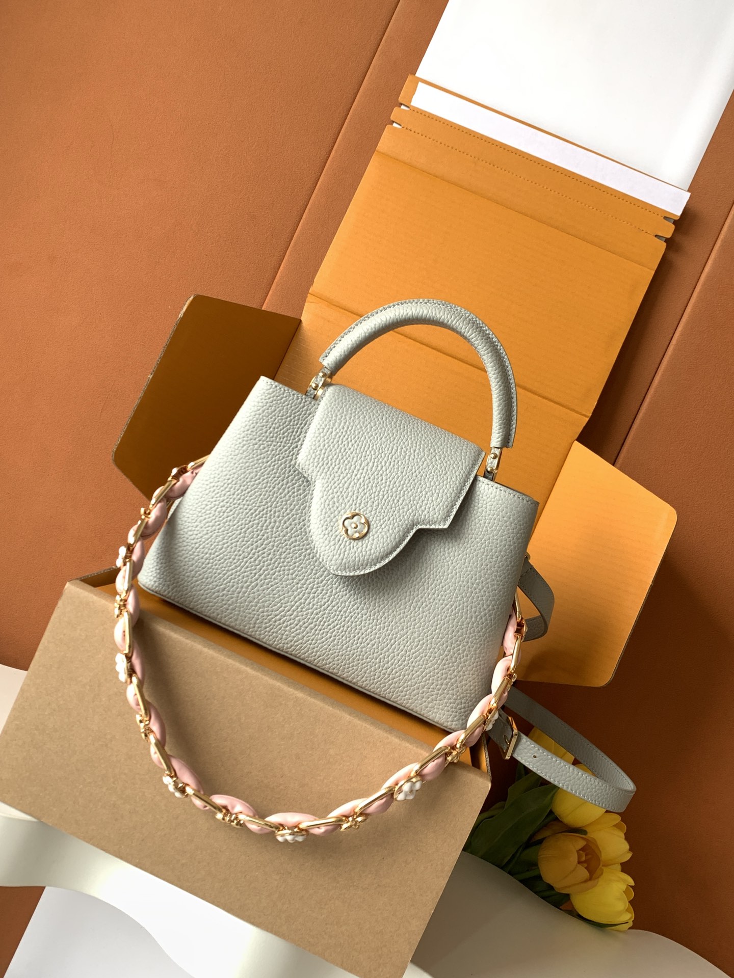 【全钢五金 进口牛皮💋 M23280浅灰金】【Capucines BB手袋】本季新款 Capucines