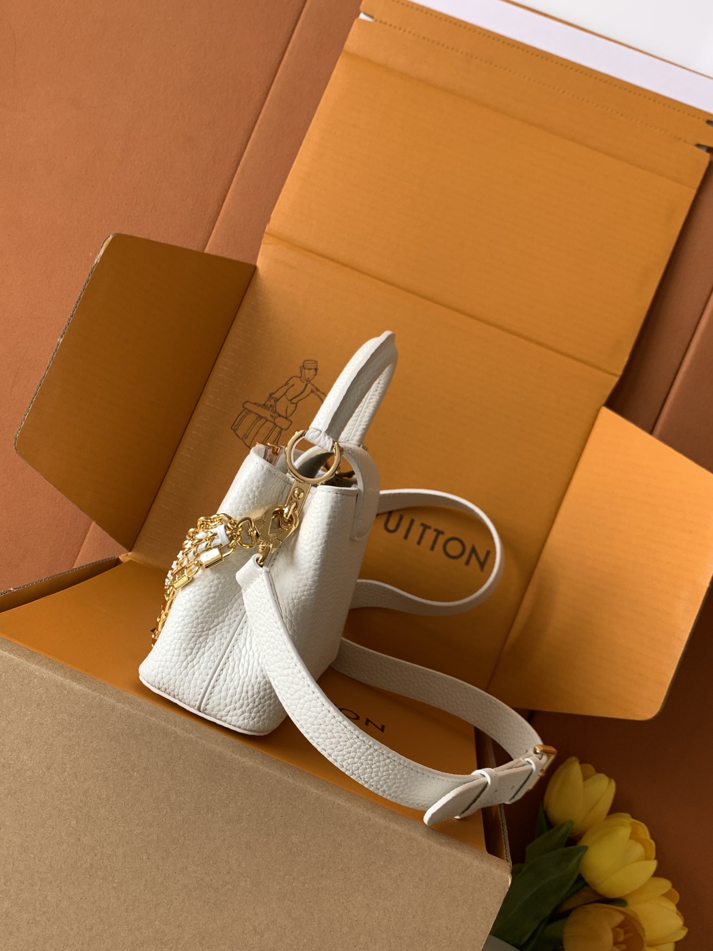 特级全钢 M11906 白色金 进口牛皮动态芯片 本款 Capucines BB 手袋出自 Trilog