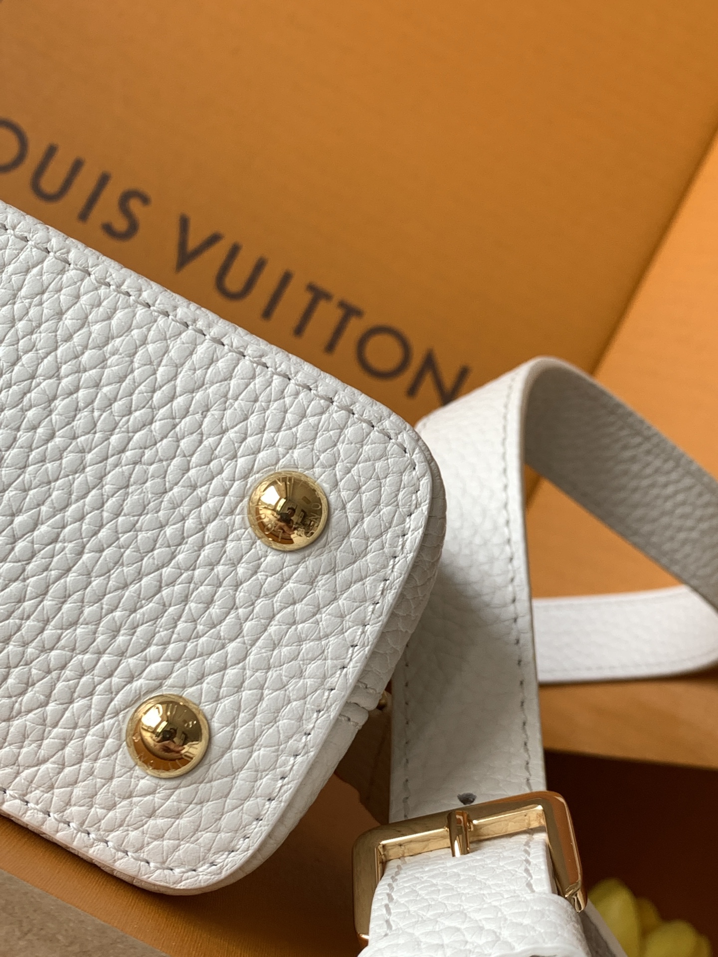 特级全钢 M11906 白色金 进口牛皮动态芯片 本款 Capucines BB 手袋出自 Trilog