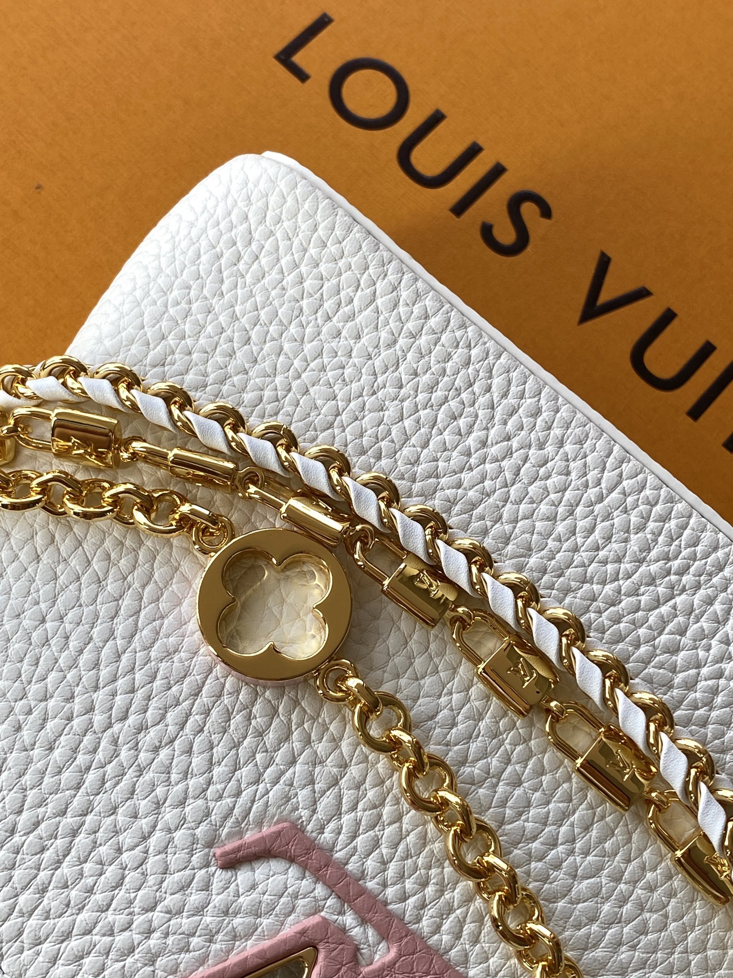 特级全钢 M11906 白色金 进口牛皮动态芯片 本款 Capucines BB 手袋出自 Trilog