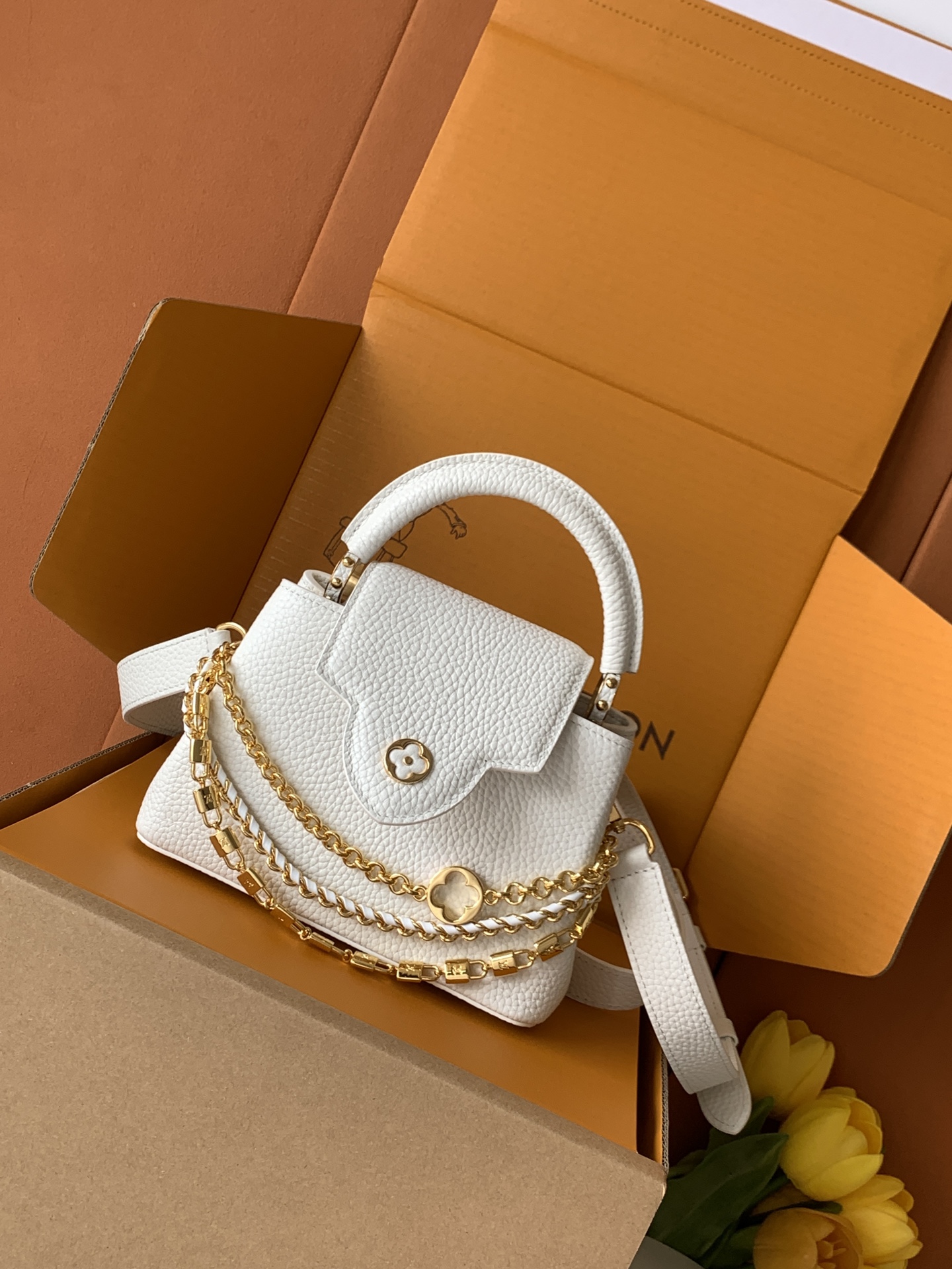 特级全钢 M11906 白色金 进口牛皮动态芯片 本款 Capucines BB 手袋出自 Trilog