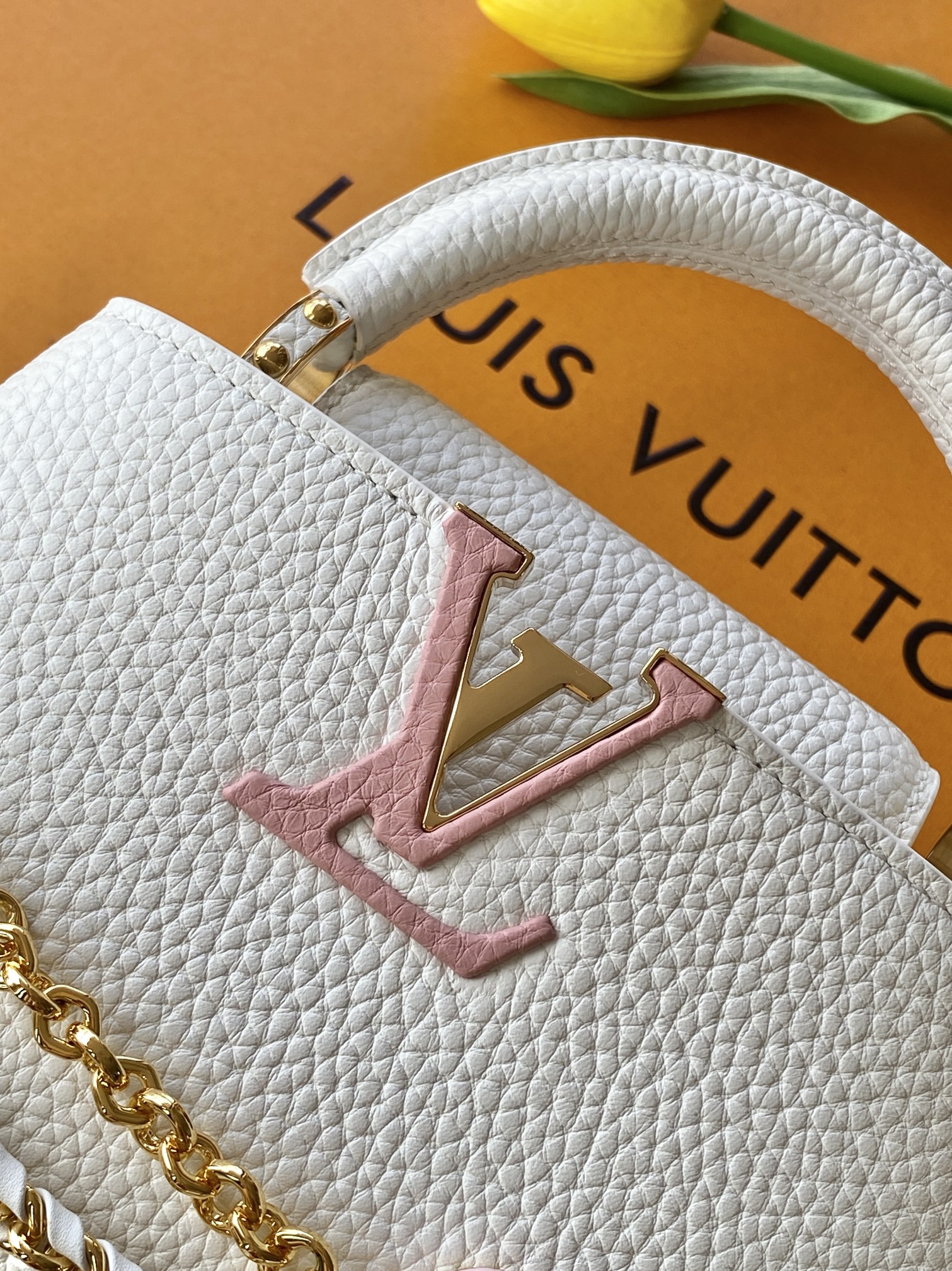 特级全钢 M11906 白色金 进口牛皮动态芯片 本款 Capucines BB 手袋出自 Trilog