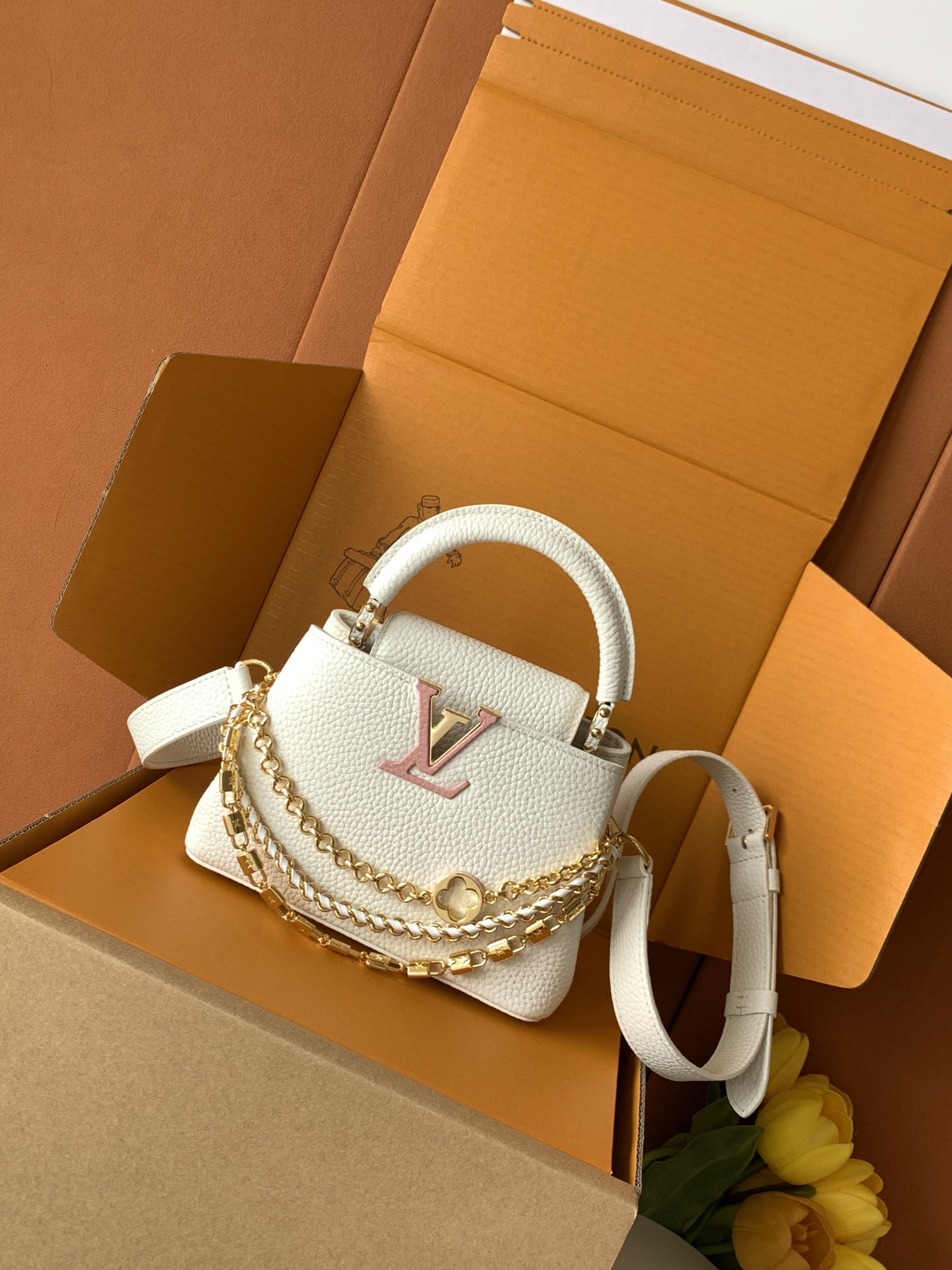 特级全钢 M11906 白色金 进口牛皮动态芯片 本款 Capucines BB 手袋出自 Trilog