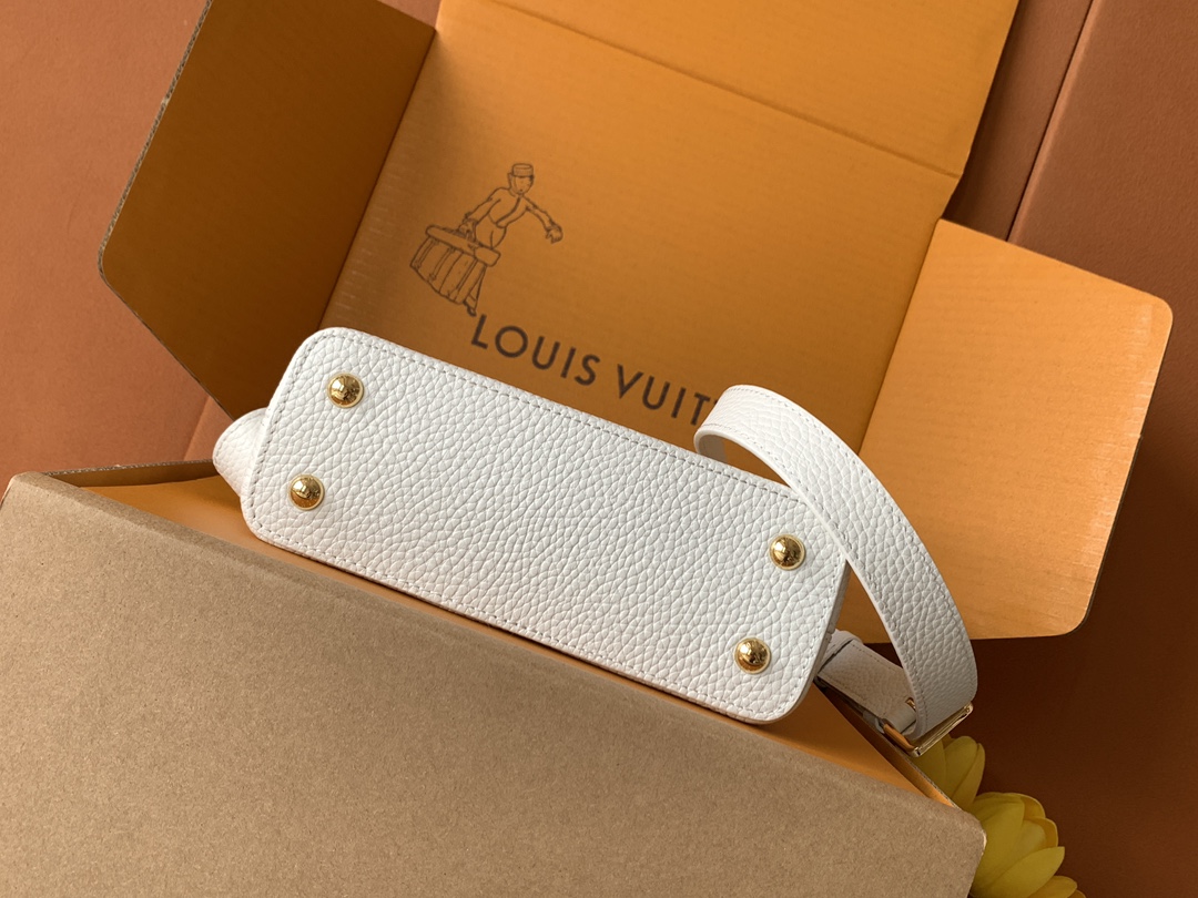 特级全钢 M11906 白色金 进口牛皮动态芯片 本款 Capucines BB 手袋出自 Trilog