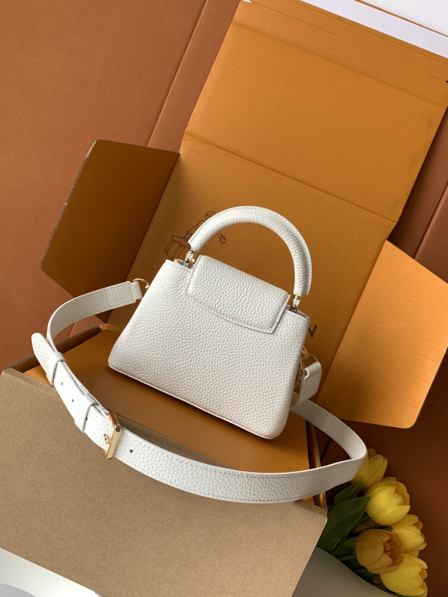 特级全钢 M11906 白色金 进口牛皮动态芯片 本款 Capucines BB 手袋出自 Trilog