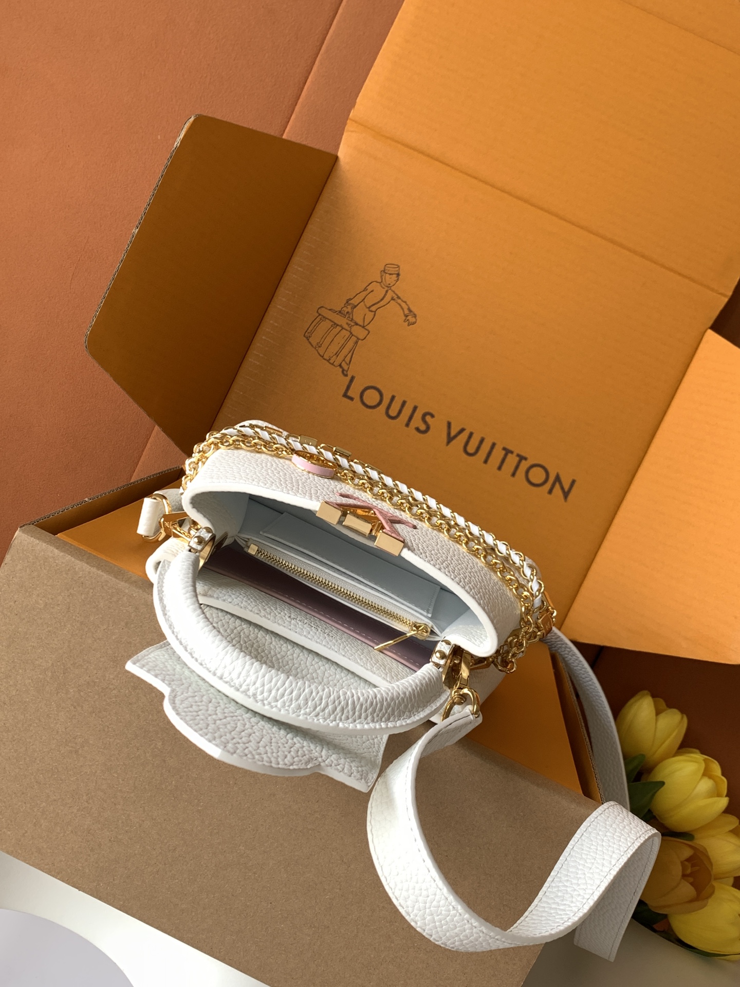 特级全钢 M11906 白色金 进口牛皮动态芯片 本款 Capucines BB 手袋出自 Trilog