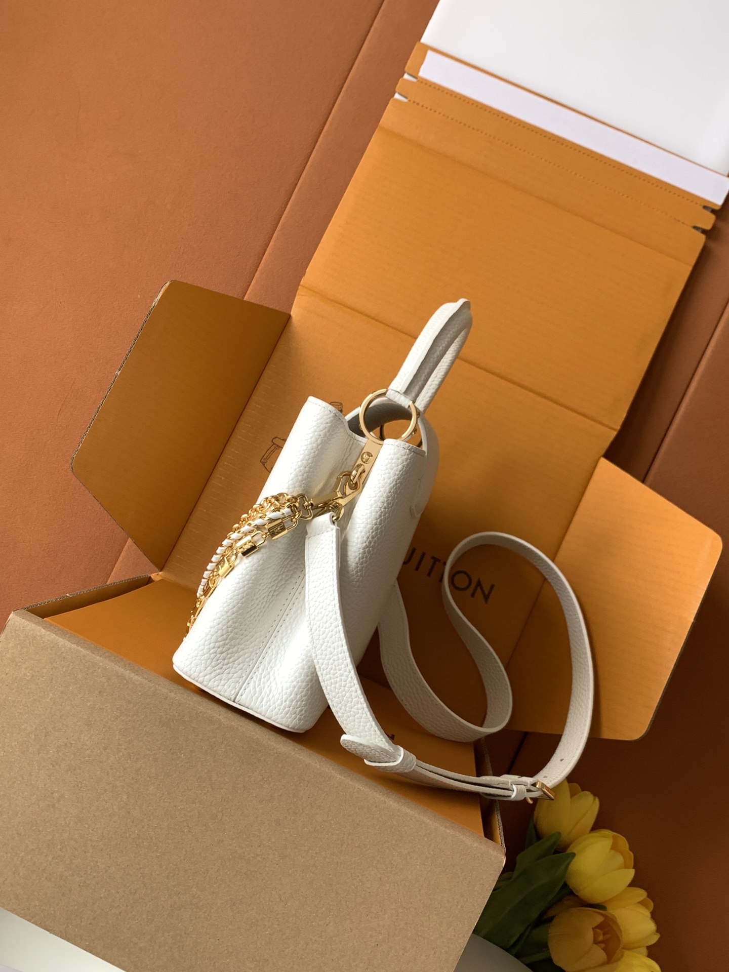 特级全钢 M12345 白色金 进口牛皮动态芯片 本款 Capucines BB 手袋出自 Trilog