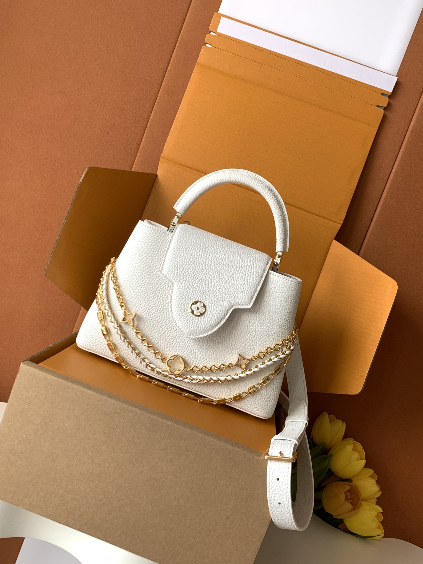 特级全钢 M12345 白色金 进口牛皮动态芯片 本款 Capucines BB 手袋出自 Trilog