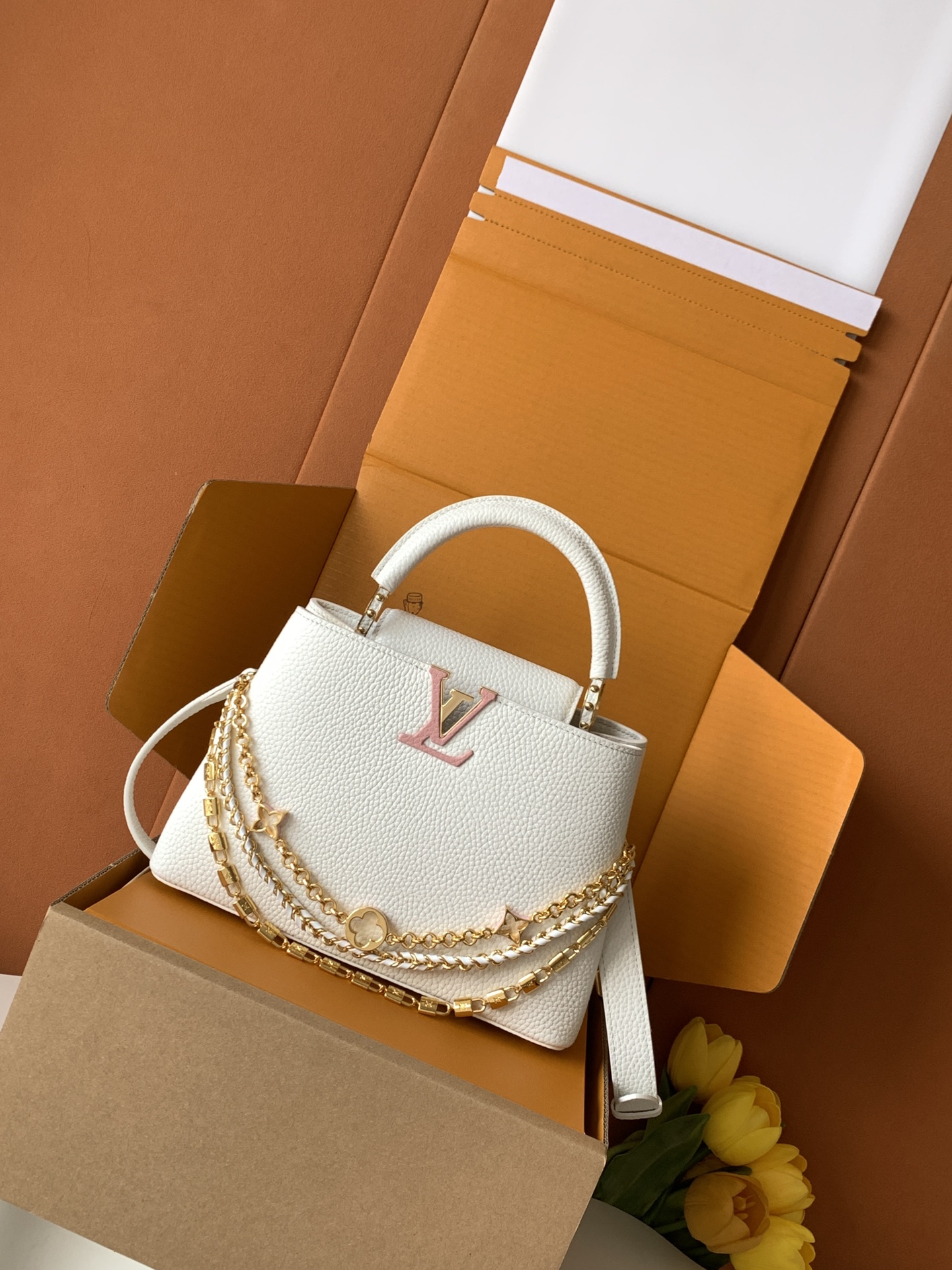 特级全钢 M12345 白色金 进口牛皮动态芯片 本款 Capucines BB 手袋出自 Trilog