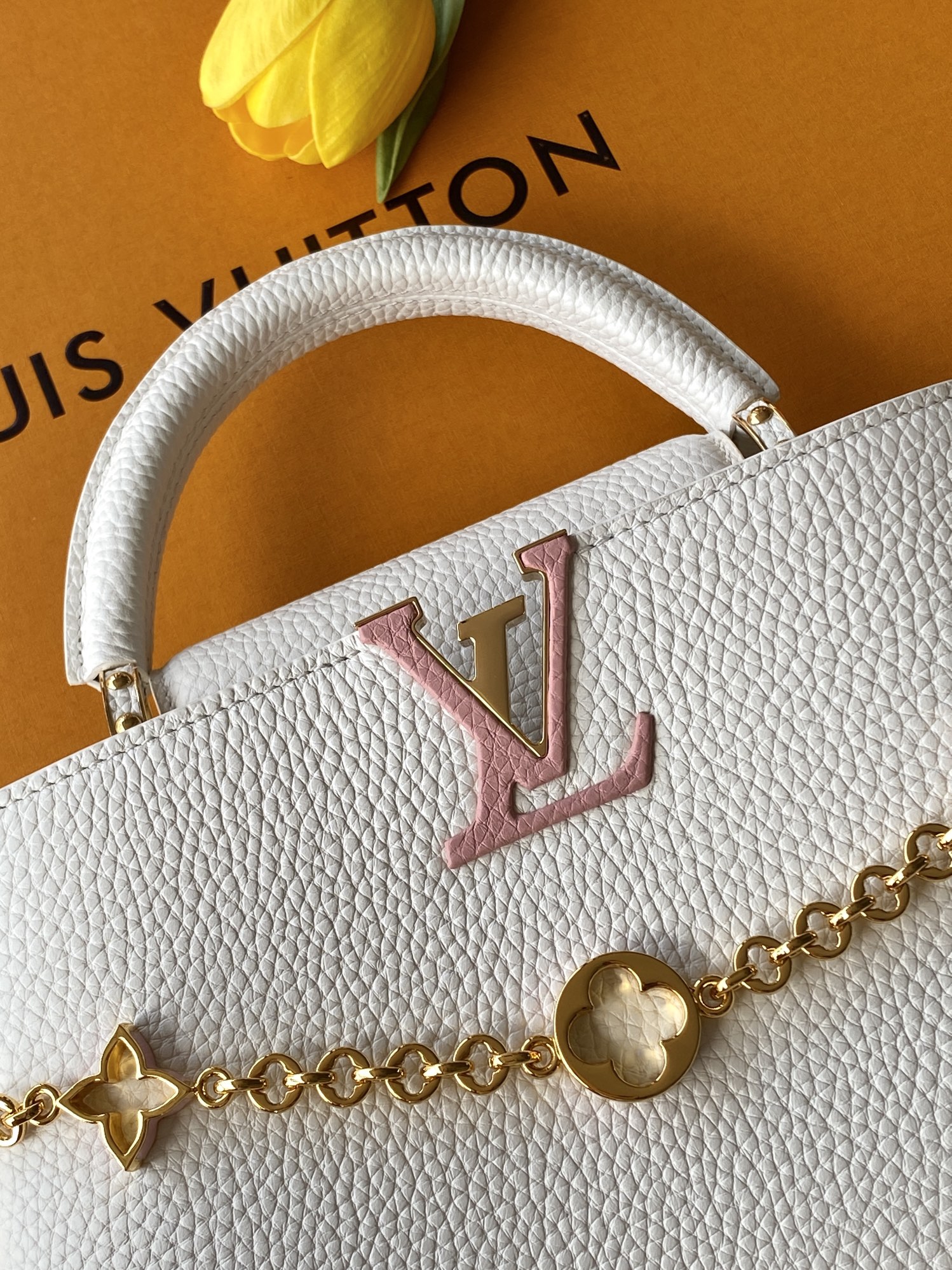 特级全钢 M12345 白色金 进口牛皮动态芯片 本款 Capucines BB 手袋出自 Trilog