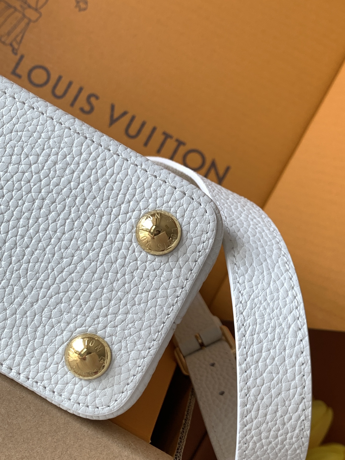 特级全钢 M12345 白色金 进口牛皮动态芯片 本款 Capucines BB 手袋出自 Trilog