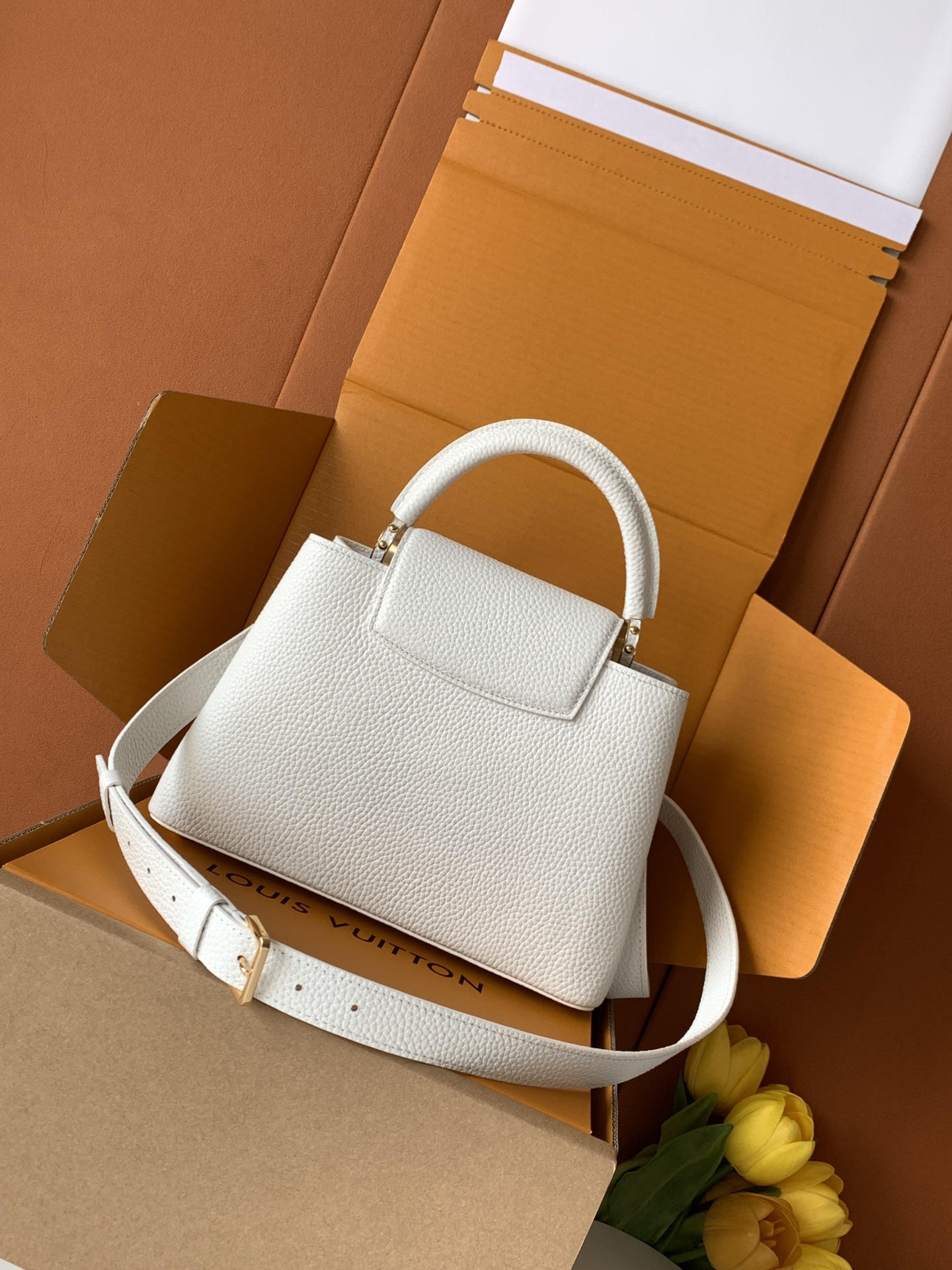 特级全钢 M12345 白色金 进口牛皮动态芯片 本款 Capucines BB 手袋出自 Trilog