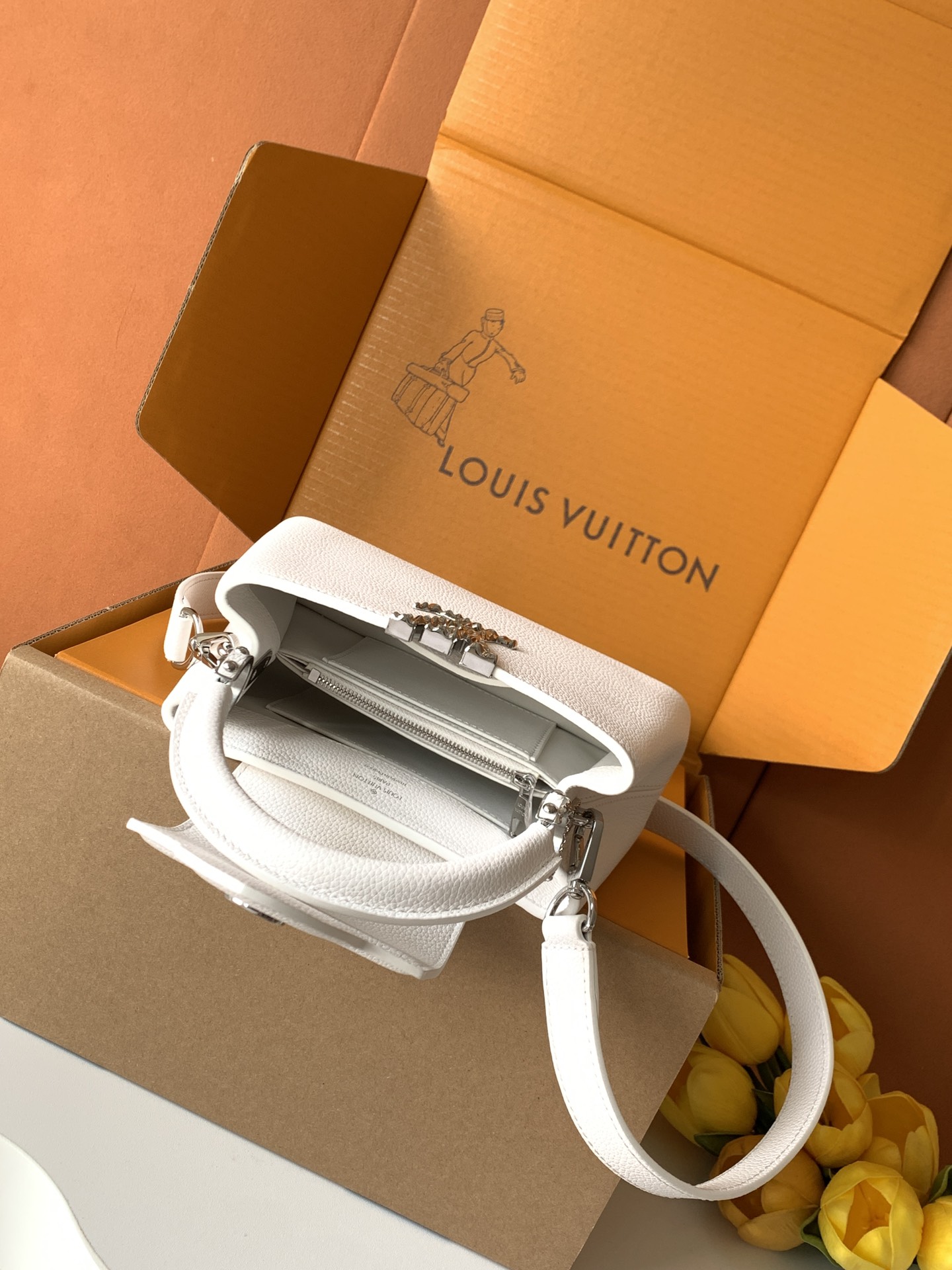 【全钢五金 进口牛皮 变码芯片】特级配全套包装 CAPUCINES EAST WEST 迷你手袋 款号M