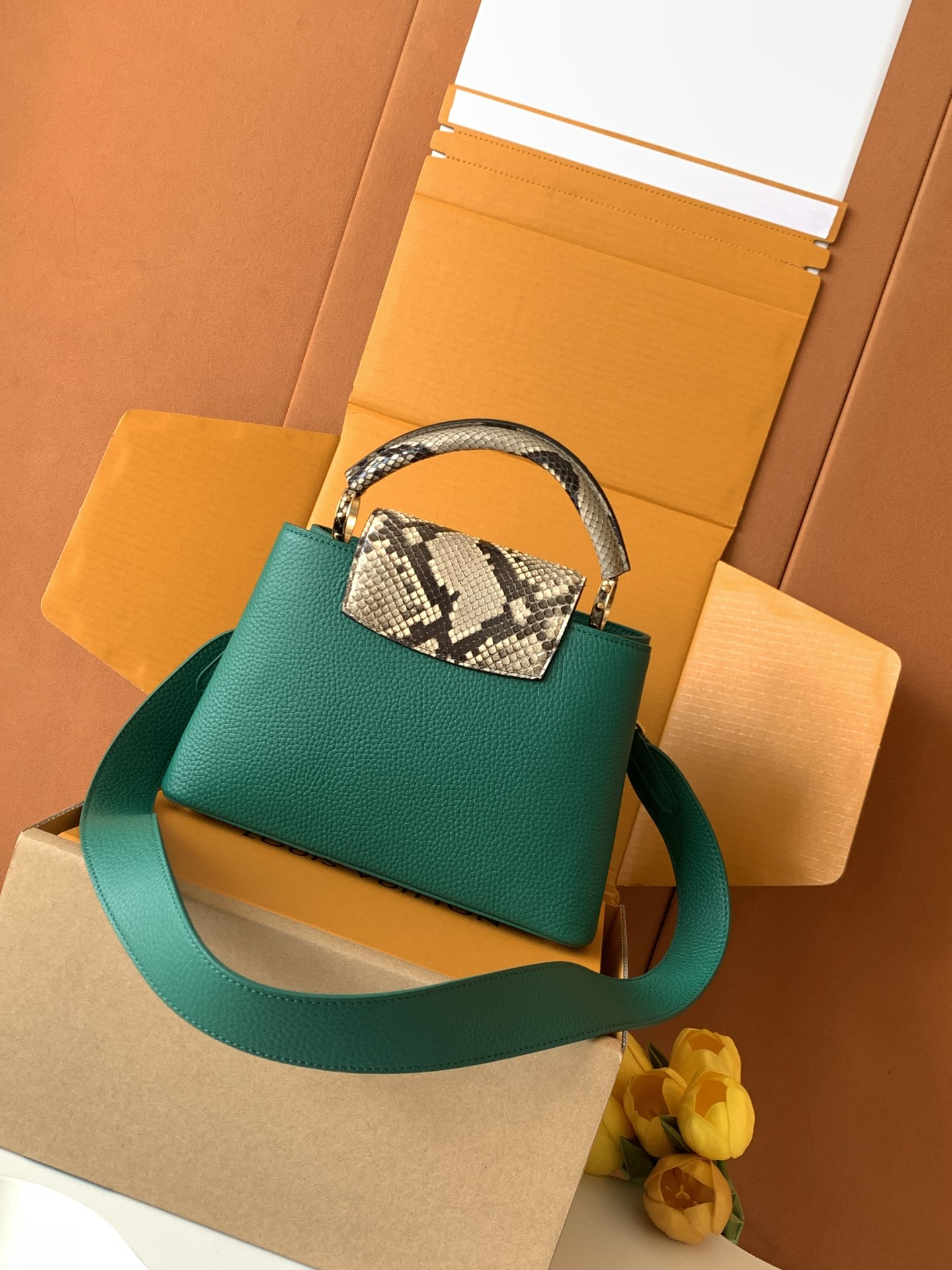 【全钢五金 进口牛皮 💋N80741深绿配亮光蟒蛇金扣】Capucines BB手袋 法国进口小牛皮,闪