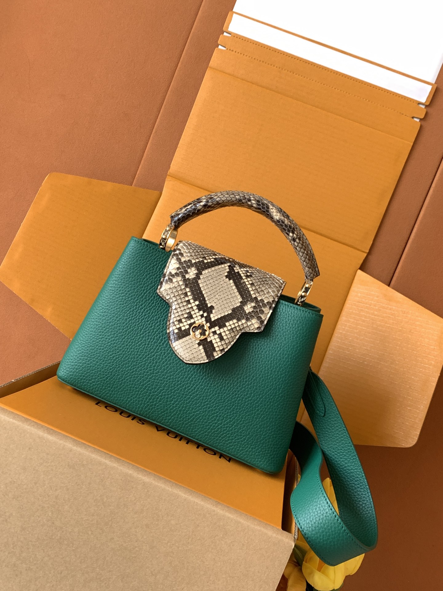 【全钢五金 进口牛皮 💋N80741深绿配亮光蟒蛇金扣】Capucines BB手袋 法国进口小牛皮,闪