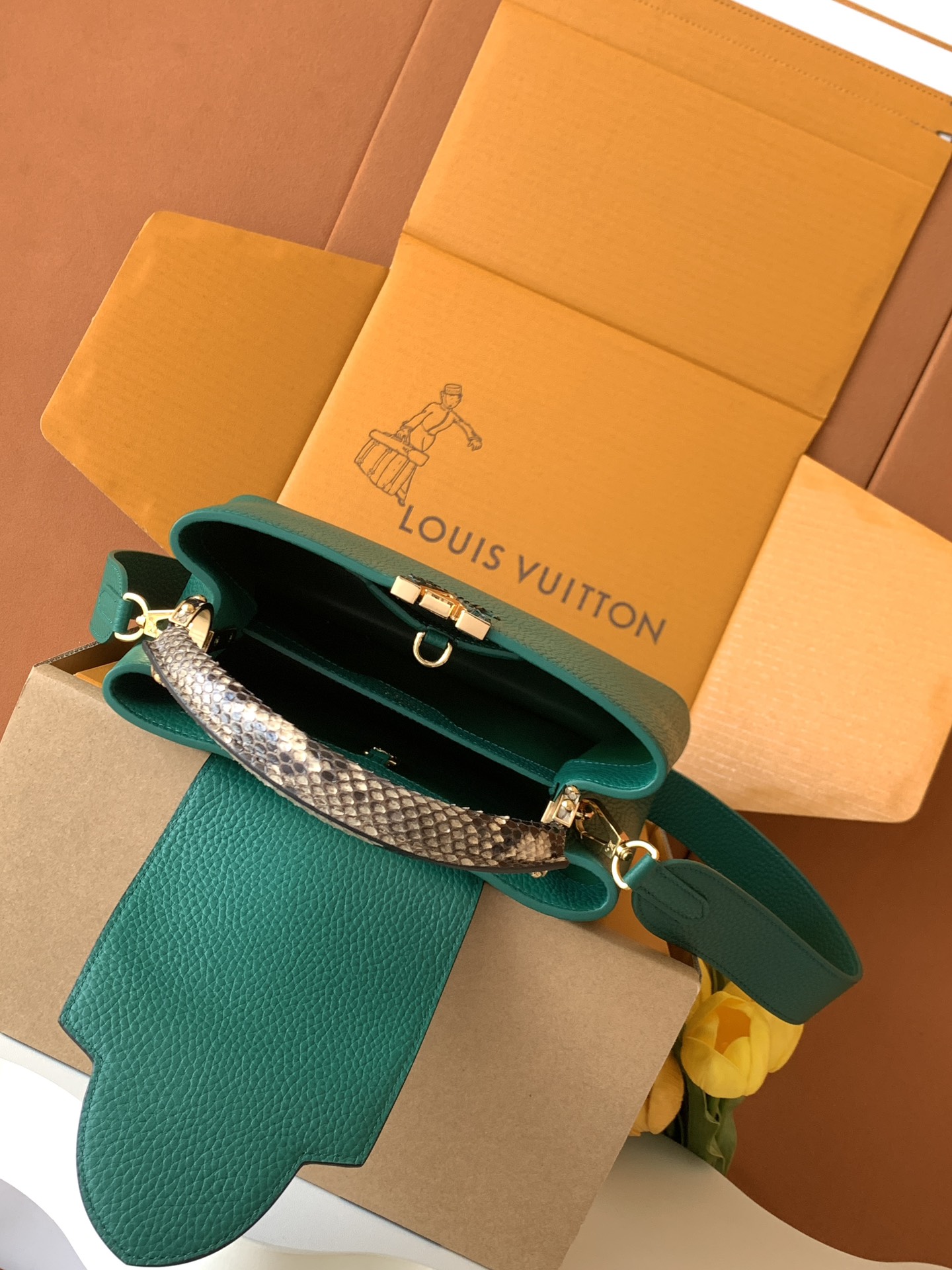 【全钢五金 进口牛皮 💋N80741深绿配亮光蟒蛇金扣】Capucines BB手袋 法国进口小牛皮,闪