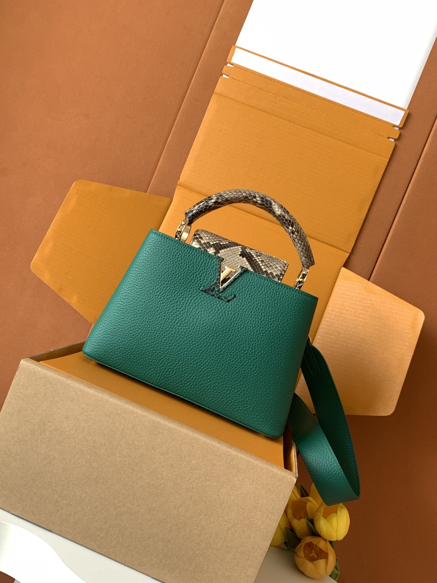 【全钢五金 进口牛皮 💋N80741深绿配亮光蟒蛇金扣】Capucines BB手袋 法国进口小牛皮,闪