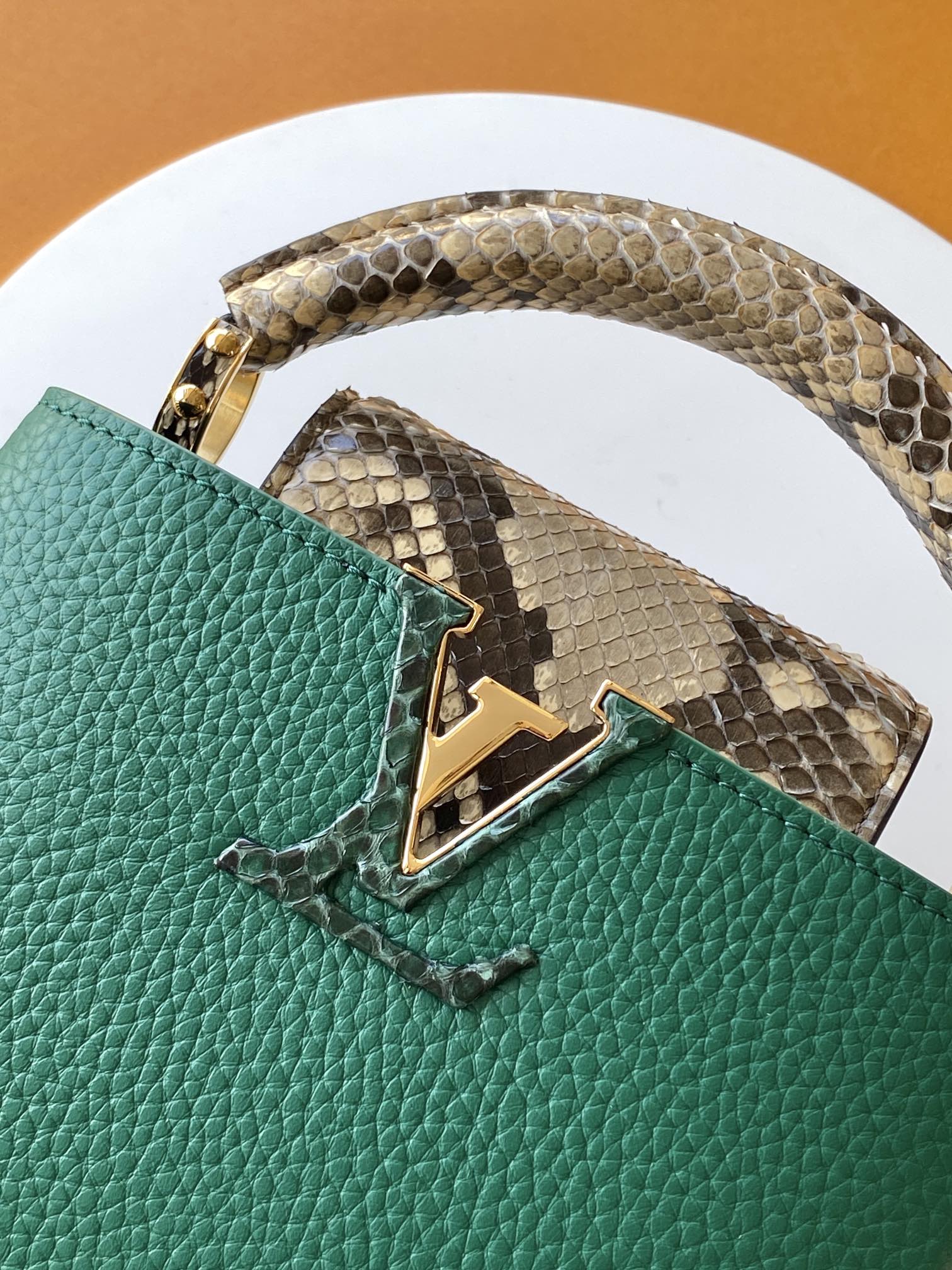 【全钢五金 进口牛皮💋N80931深绿配亮光蟒蛇金扣】Capucines BB手袋 法国进口小牛皮,闪亮
