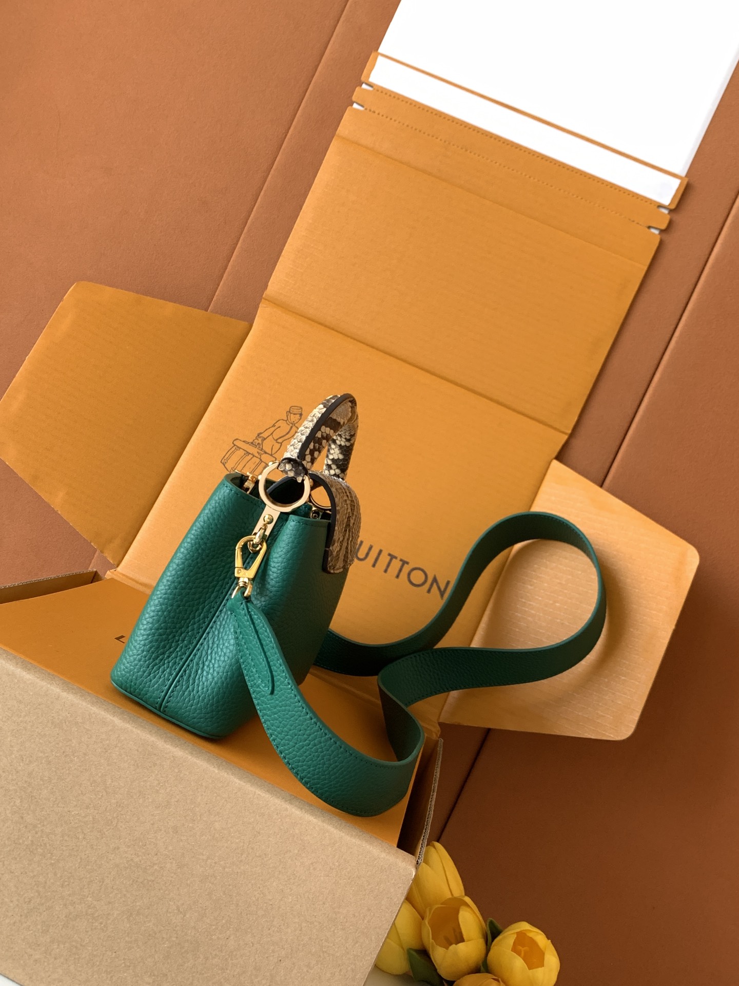 【全钢五金 进口牛皮💋N80931深绿配亮光蟒蛇金扣】Capucines BB手袋 法国进口小牛皮,闪亮