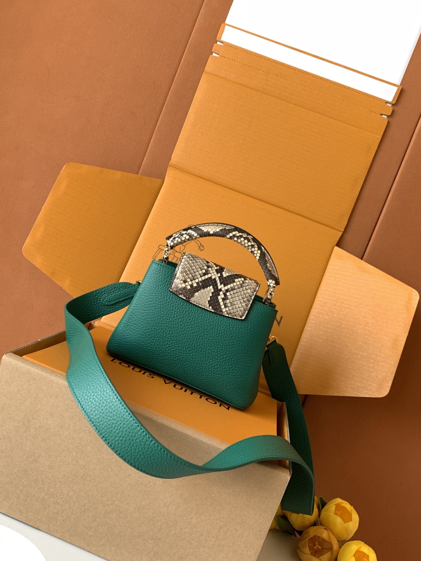 【全钢五金 进口牛皮💋N80931深绿配亮光蟒蛇金扣】Capucines BB手袋 法国进口小牛皮,闪亮