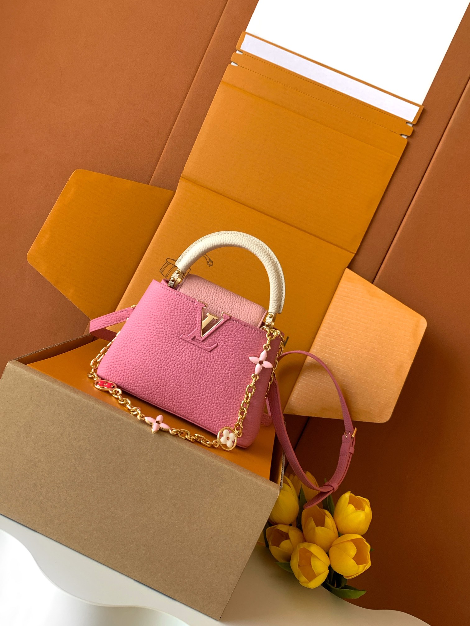 【特级全钢💋M20845进口牛皮秋水仙配浅樱花粉色花卉三拼】本款 Capucines 迷你手袋展现柔婉之