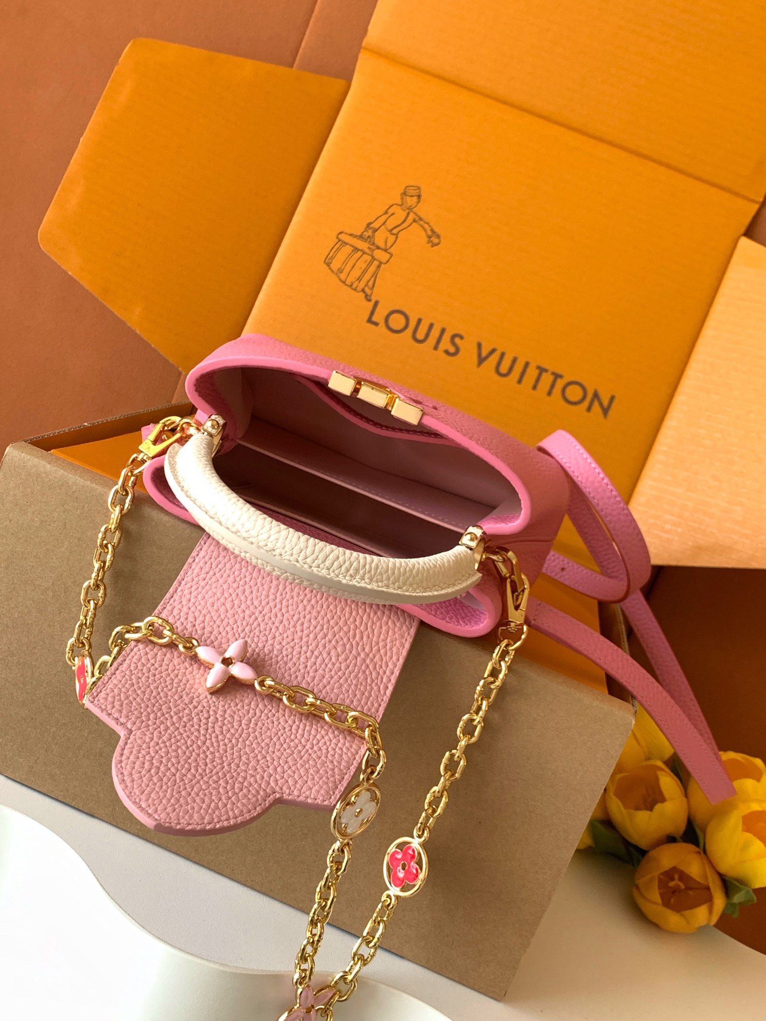 【特级全钢💋M20845进口牛皮秋水仙配浅樱花粉色花卉三拼】本款 Capucines 迷你手袋展现柔婉之