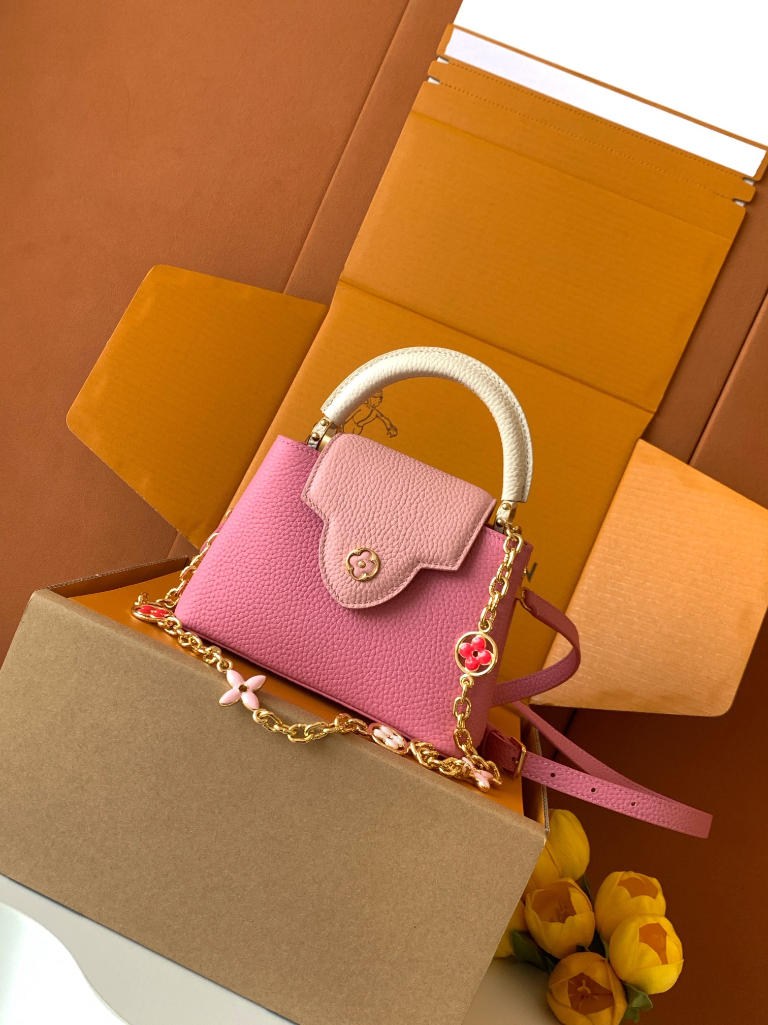 【特级全钢💋M20845进口牛皮秋水仙配浅樱花粉色花卉三拼】本款 Capucines 迷你手袋展现柔婉之