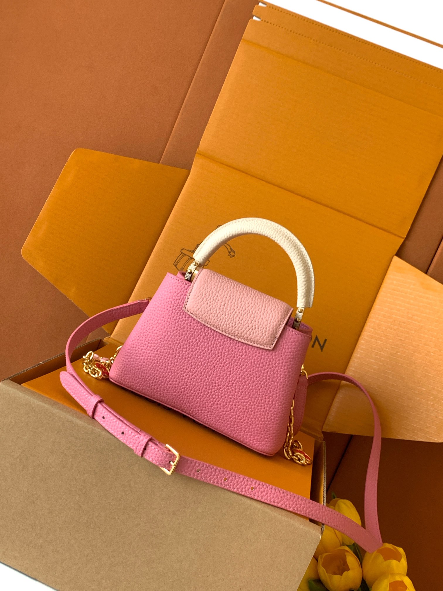 【特级全钢💋M20845进口牛皮秋水仙配浅樱花粉色花卉三拼】本款 Capucines 迷你手袋展现柔婉之