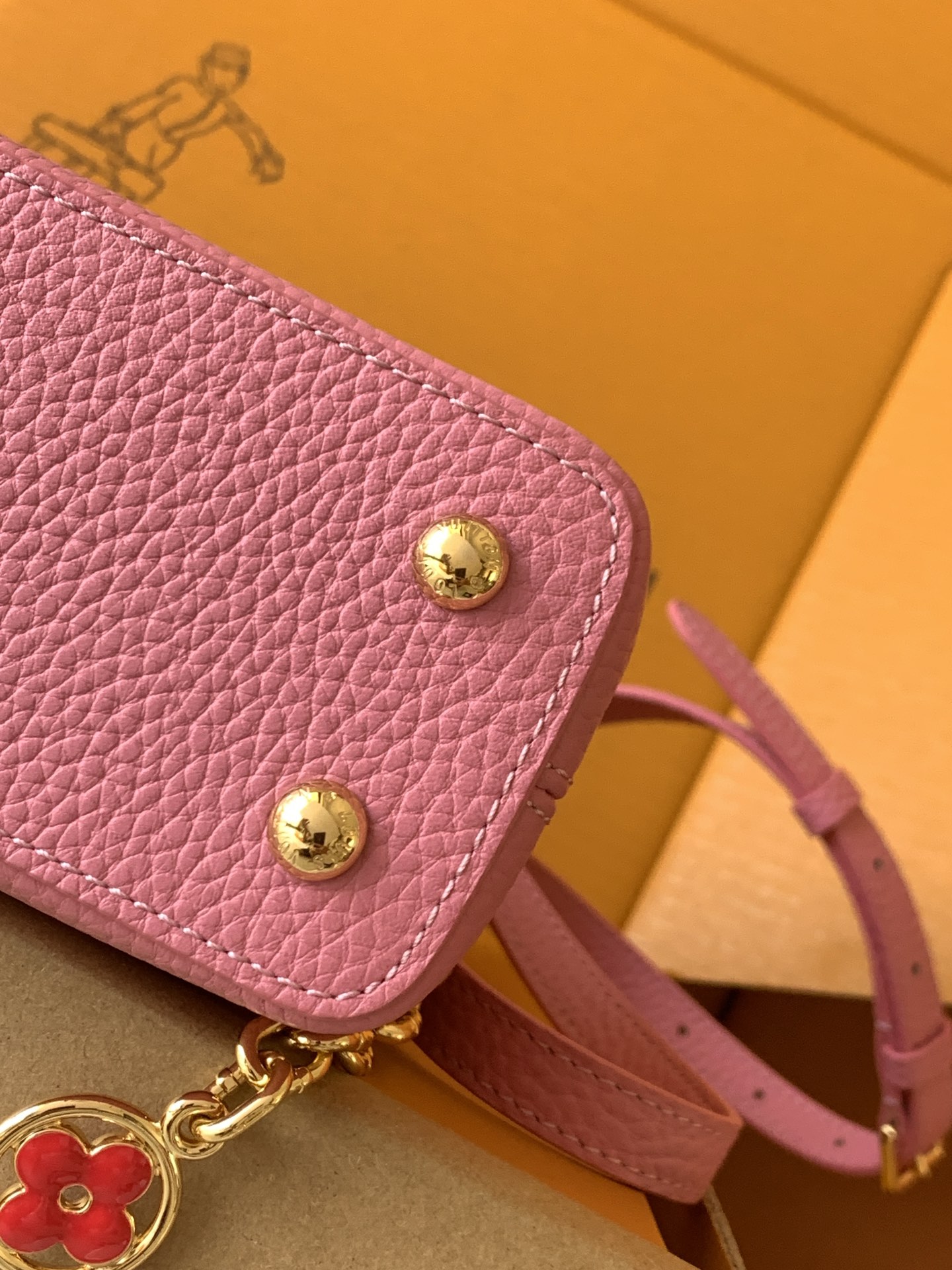 【特级全钢💋M20845进口牛皮秋水仙配浅樱花粉色花卉三拼】本款 Capucines 迷你手袋展现柔婉之