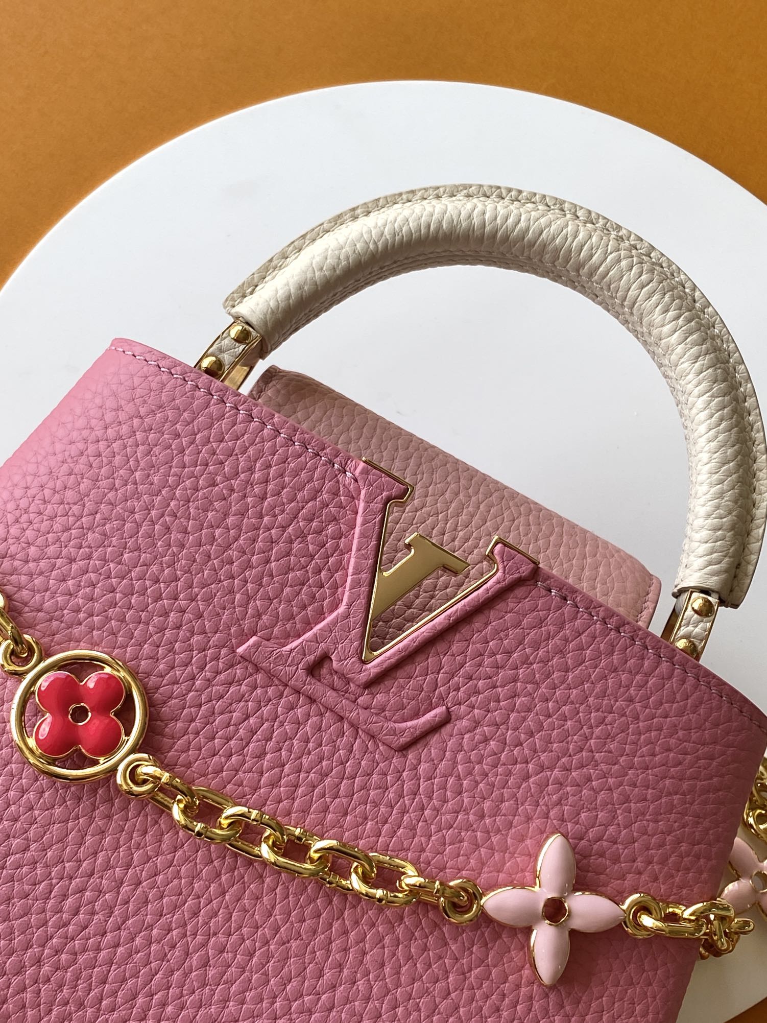 【特级全钢💋M20845进口牛皮秋水仙配浅樱花粉色花卉三拼】本款 Capucines 迷你手袋展现柔婉之