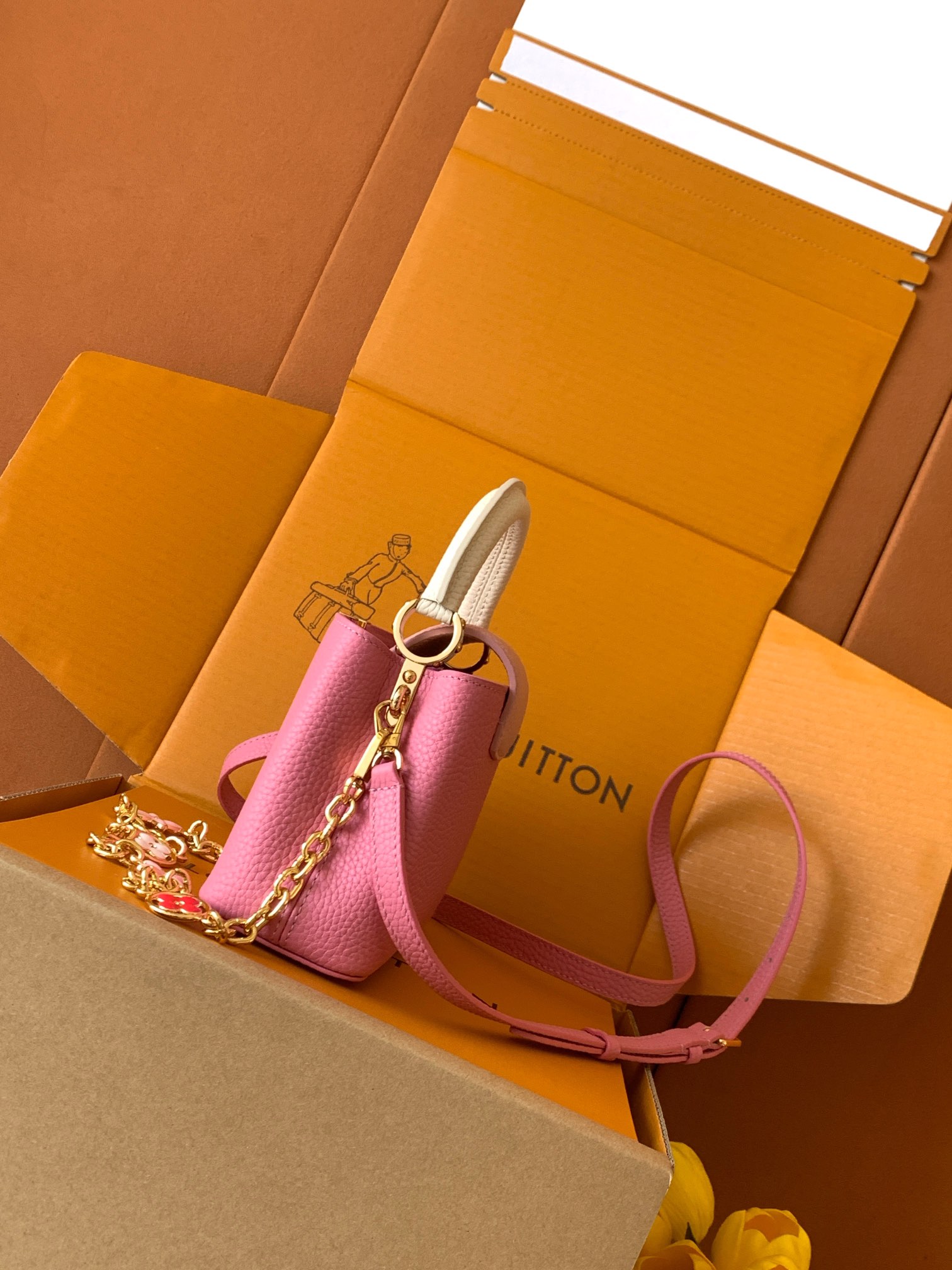 【特级全钢💋M20845进口牛皮秋水仙配浅樱花粉色花卉三拼】本款 Capucines 迷你手袋展现柔婉之