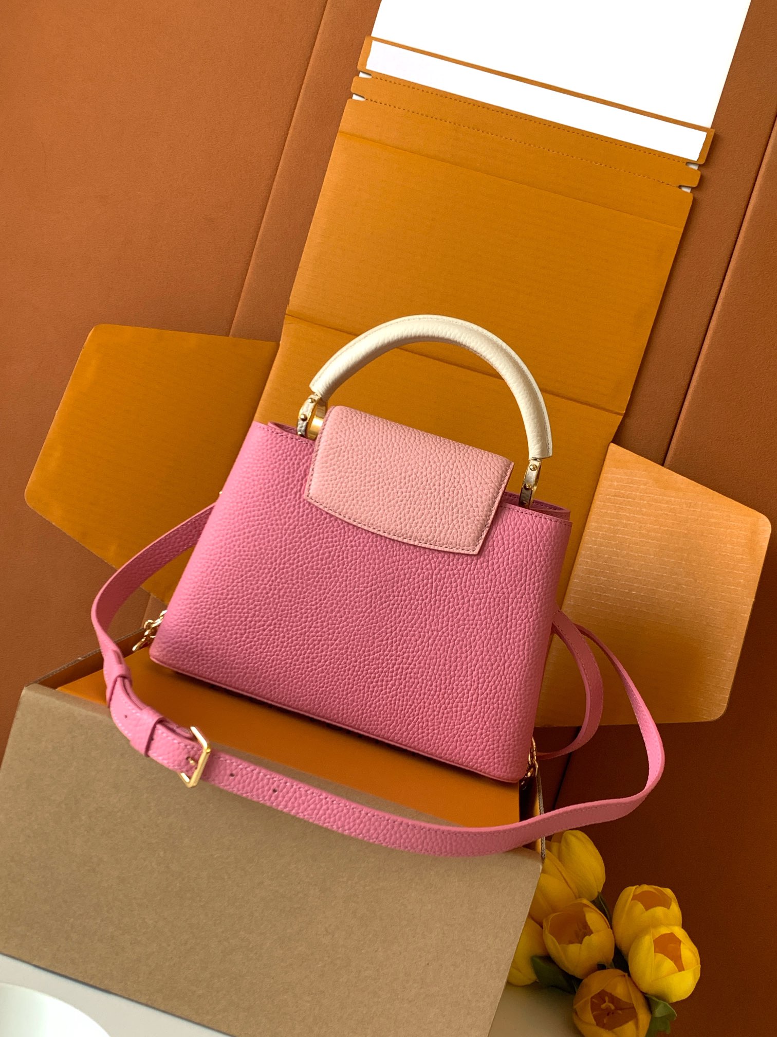 【特级全钢五金💋M20844进口牛皮秋水仙色配浅樱花粉色花卉三拼】本款 Capucines BB 手袋取