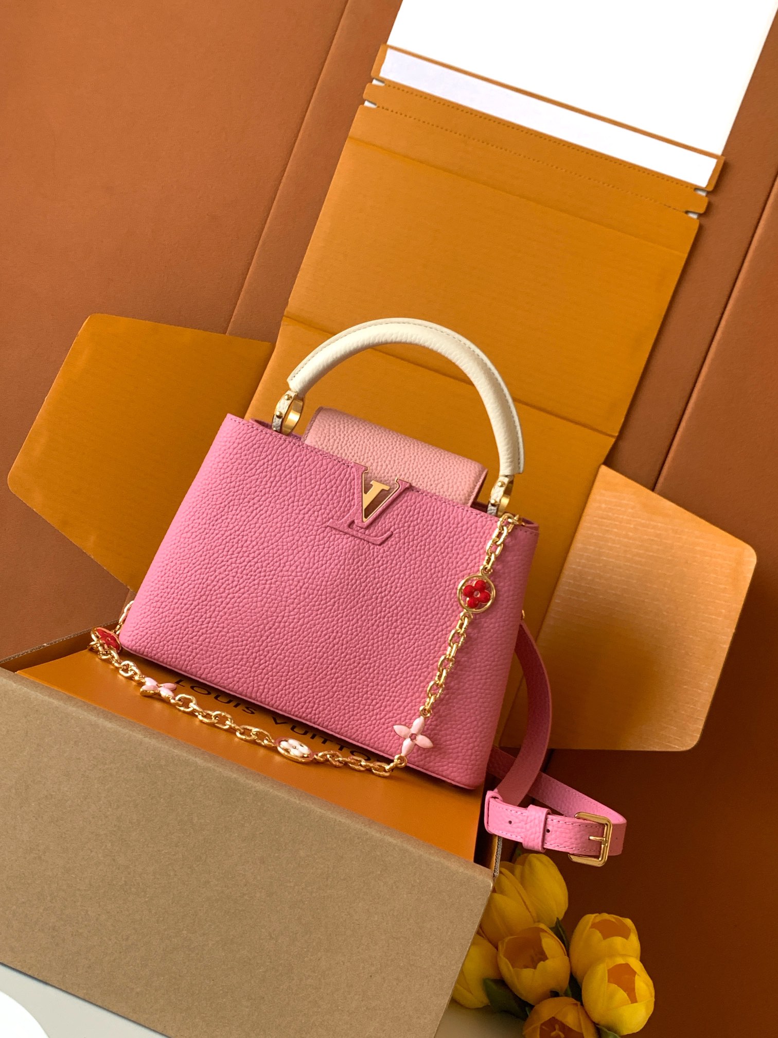 【特级全钢五金💋M20844进口牛皮秋水仙色配浅樱花粉色花卉三拼】本款 Capucines BB 手袋取