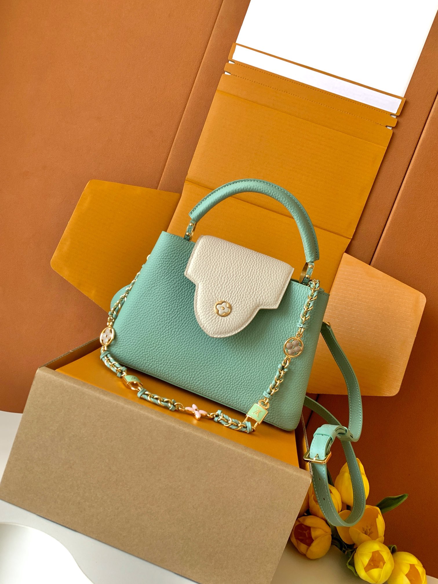 （动态芯片版）【特级全钢五金进口牛皮💋 M23950绿配珍珠白金】本款 Capucines 迷你手袋取材