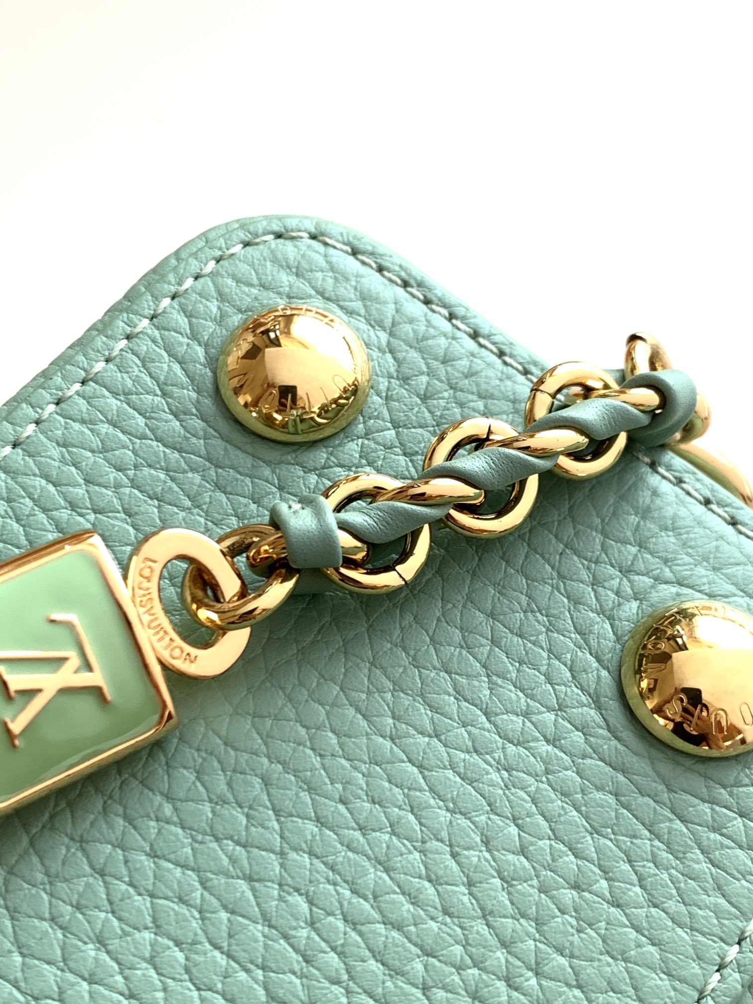 （动态芯片版）【特级全钢五金进口牛皮💋 M23950绿配珍珠白金】本款 Capucines 迷你手袋取材