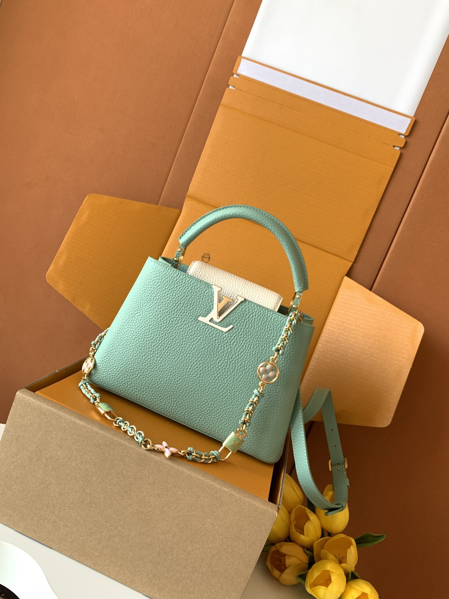 （动态芯片版）【特级全钢五金进口牛皮💋 M23950绿配珍珠白金】本款 Capucines 迷你手袋取材