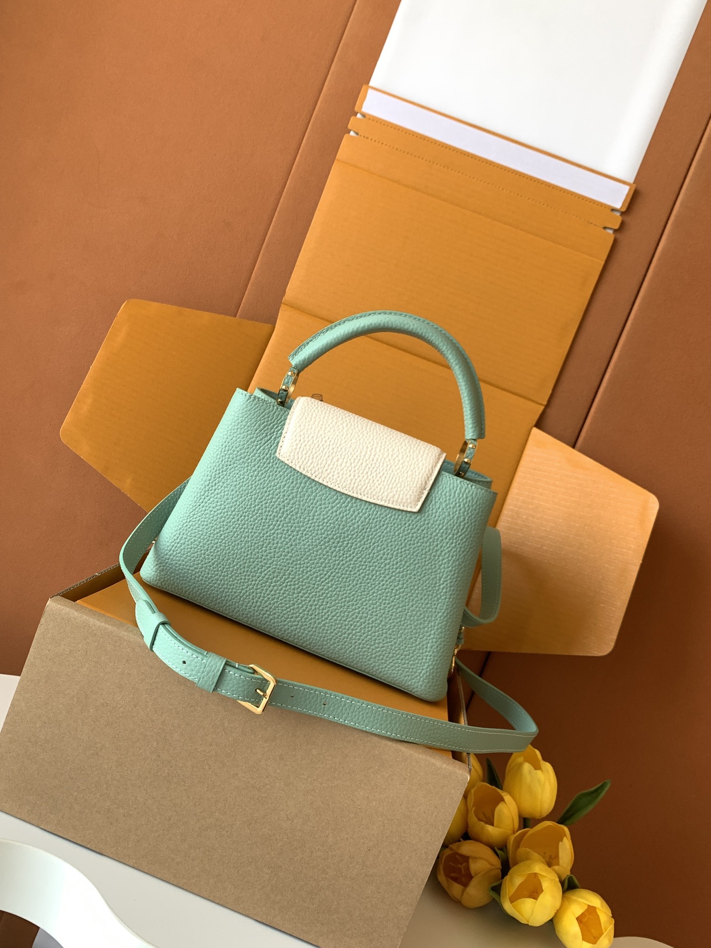 （动态芯片版）【特级全钢五金进口牛皮💋 M23950绿配珍珠白金】本款 Capucines 迷你手袋取材