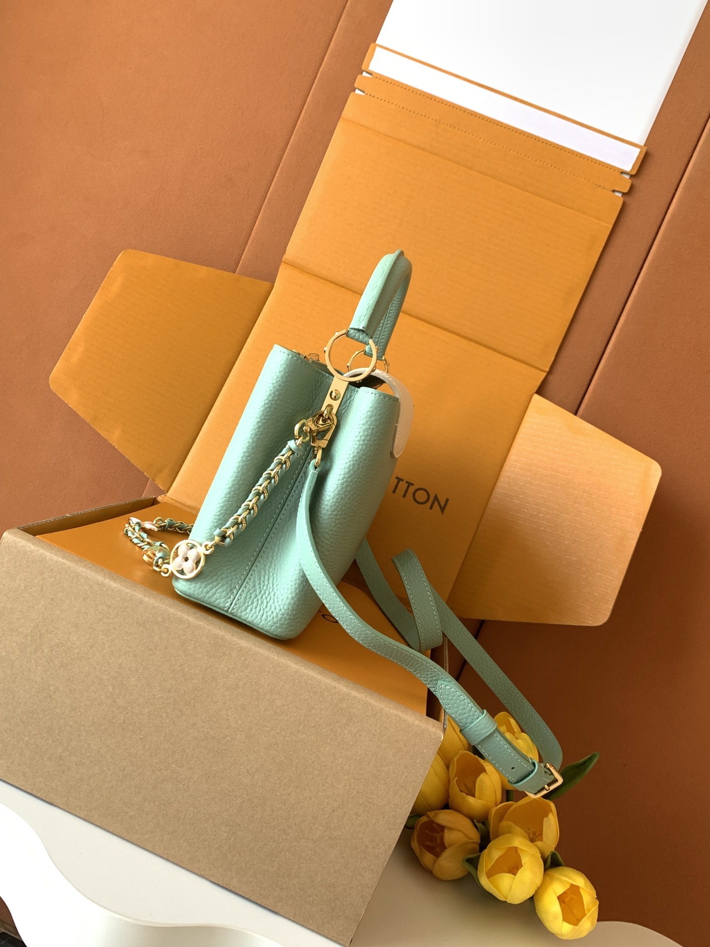 （动态芯片版）【特级全钢五金进口牛皮💋 M23950绿配珍珠白金】本款 Capucines 迷你手袋取材