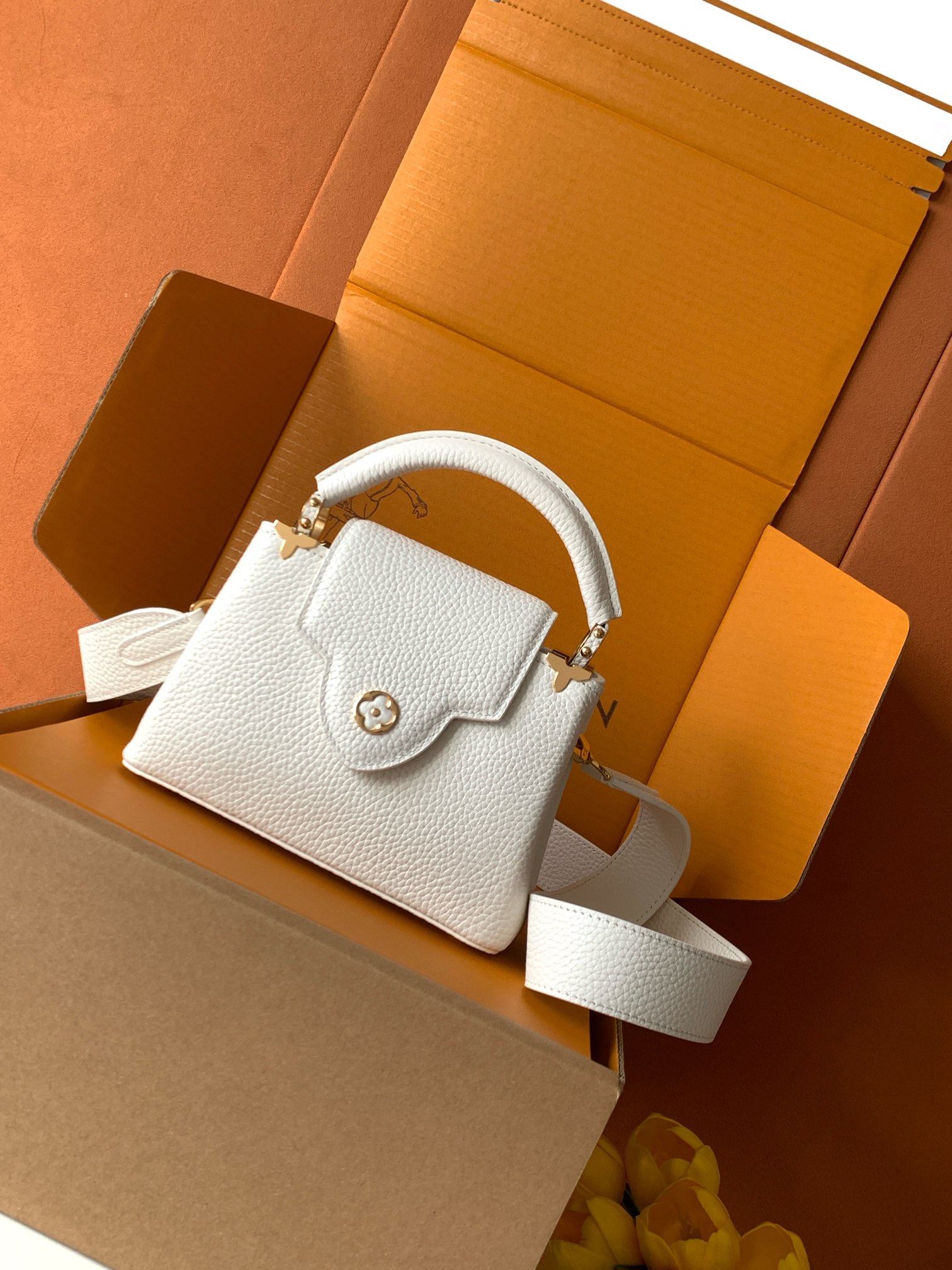 M56669白色金 特级全钢五金 进口牛皮此款 Capucines 迷你手袋由 Taurillon 皮革