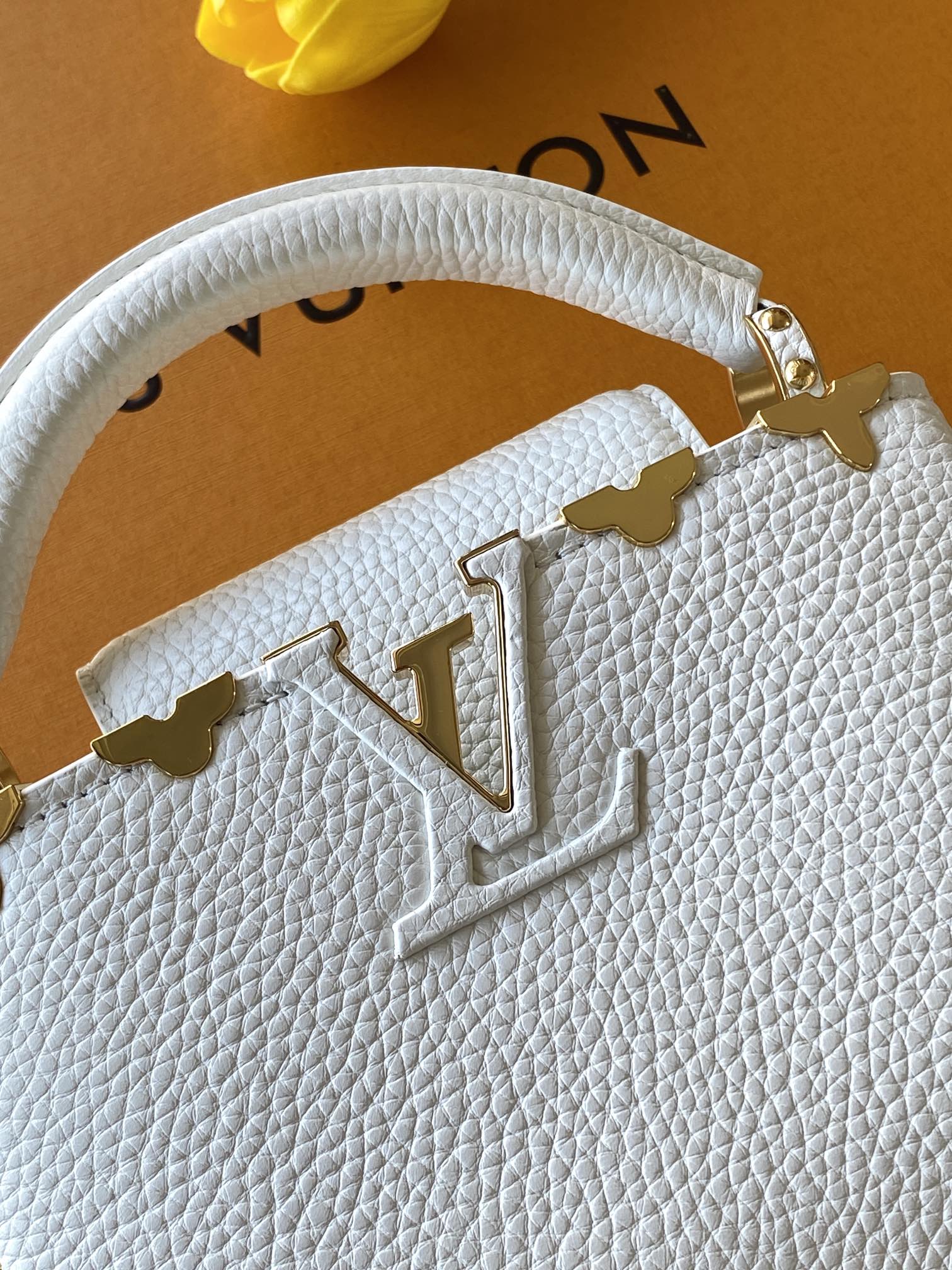 M56669白色金 特级全钢五金 进口牛皮此款 Capucines 迷你手袋由 Taurillon 皮革