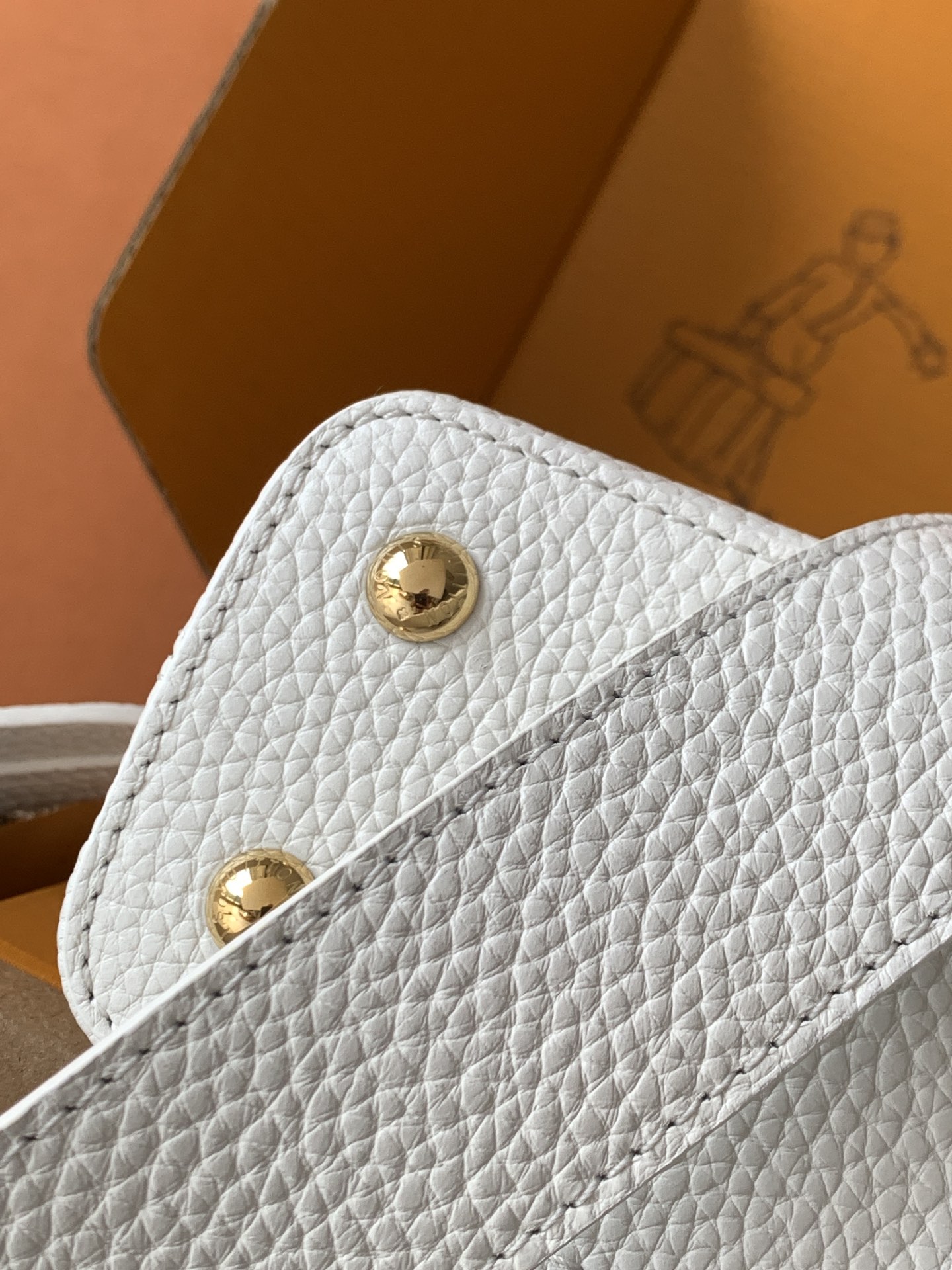 M56669白色金 特级全钢五金 进口牛皮此款 Capucines 迷你手袋由 Taurillon 皮革