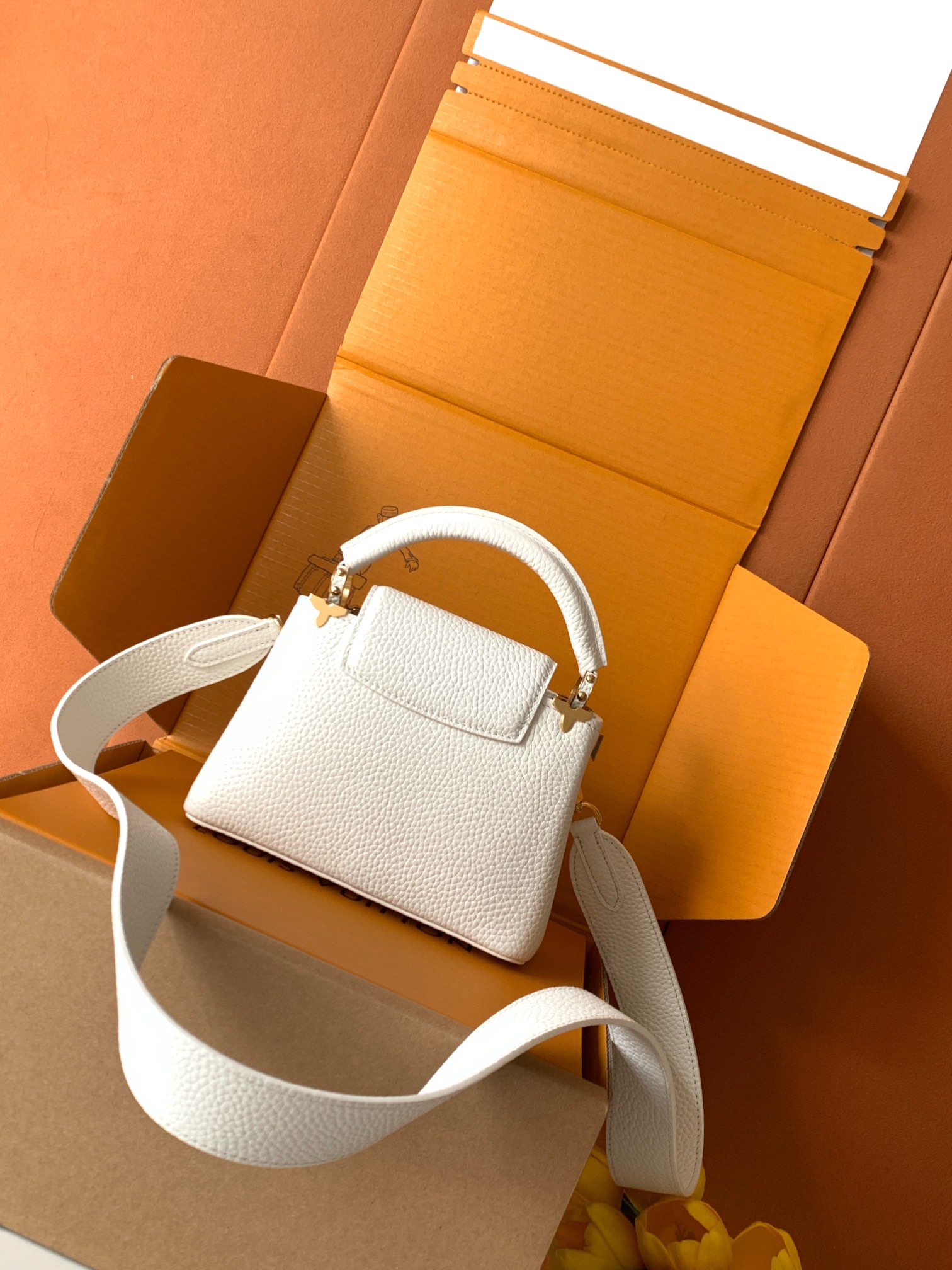 M56669白色金 特级全钢五金 进口牛皮此款 Capucines 迷你手袋由 Taurillon 皮革