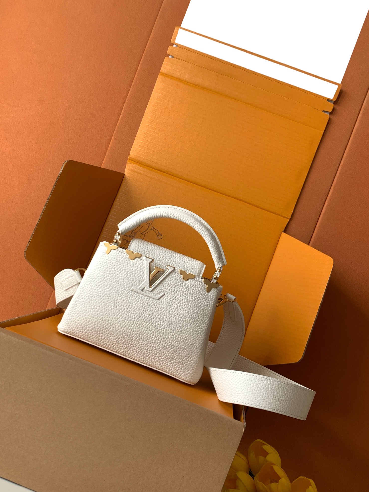 M56669白色金 特级全钢五金 进口牛皮此款 Capucines 迷你手袋由 Taurillon 皮革