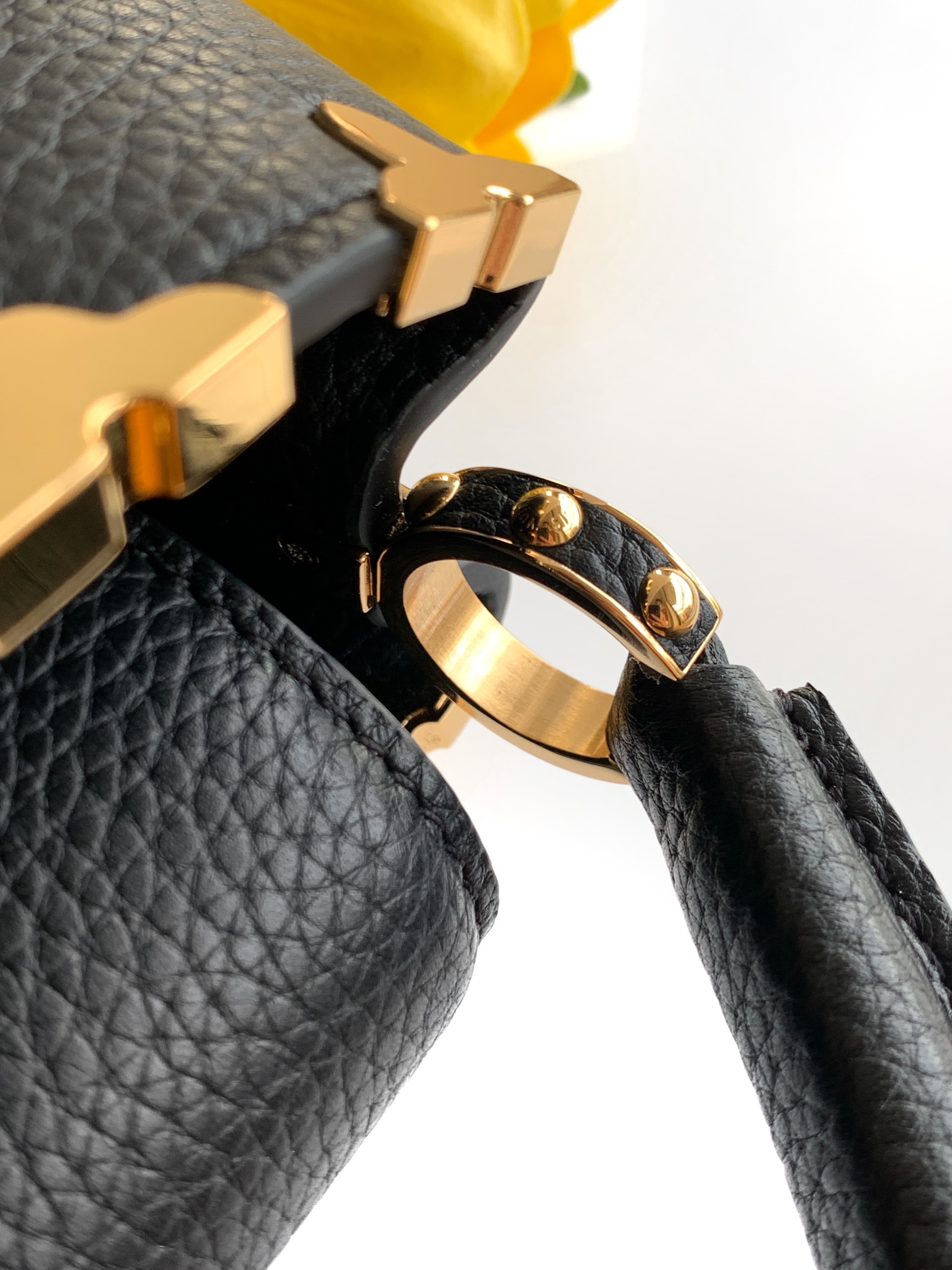 M56669黑色金 特级全钢五金 进口牛皮此款 Capucines 迷你手袋由 Taurillon 皮革